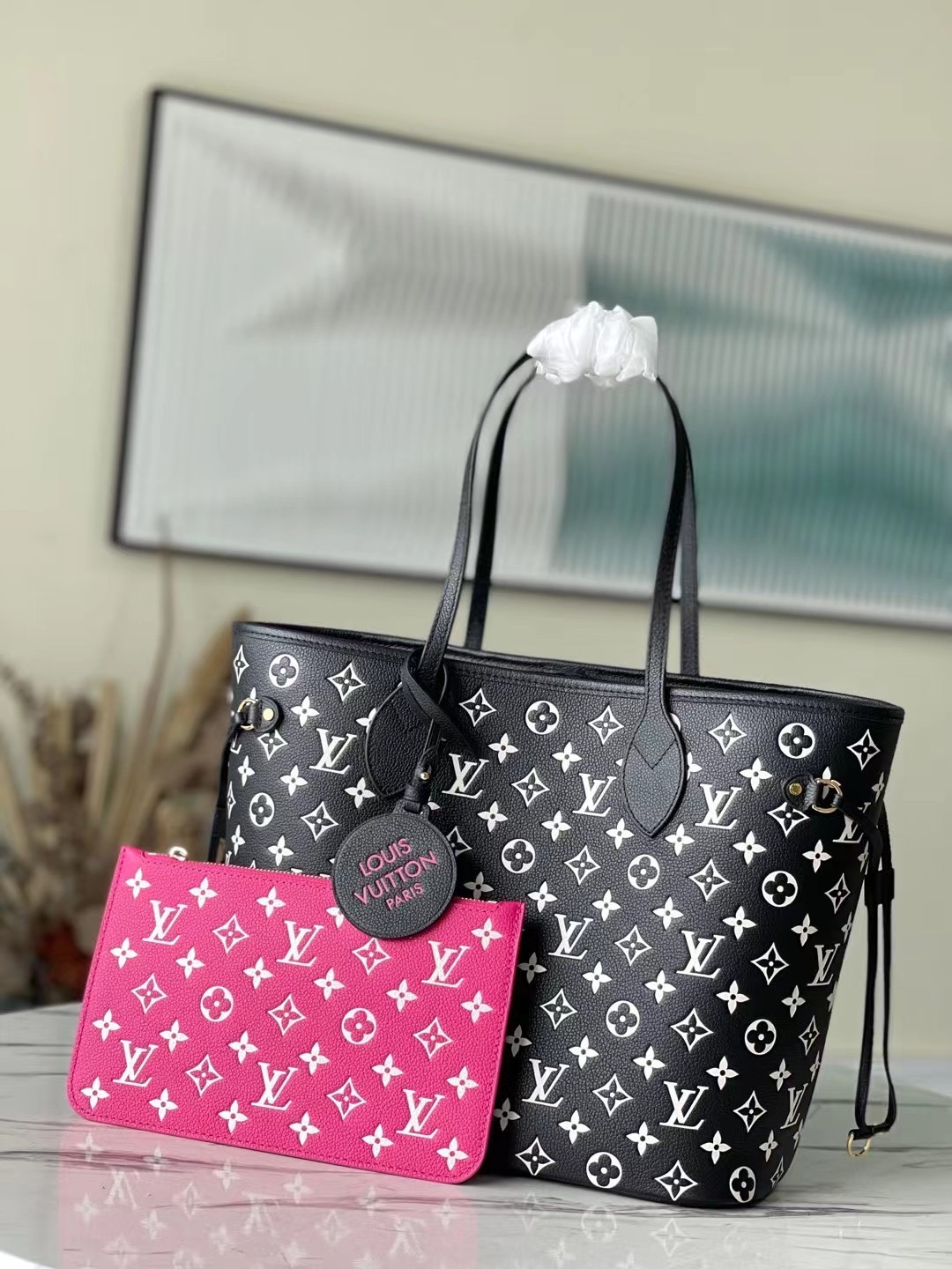 this Neverfull MM tote bag is crafted from supple cowhide leather boldly - Bag