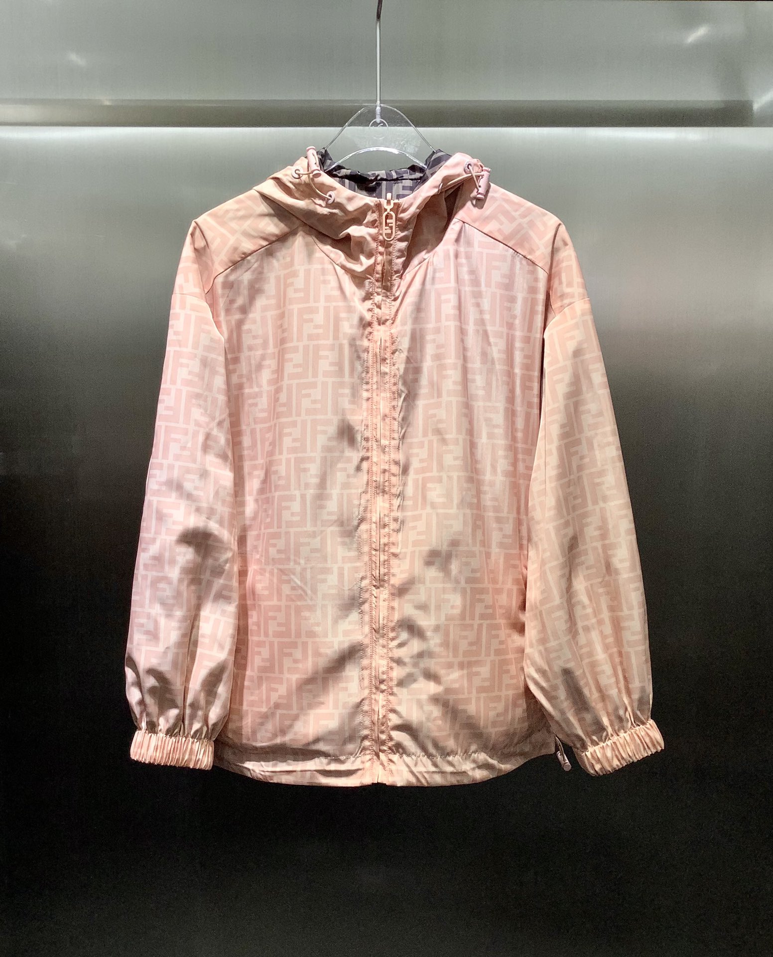 NO:696902,Fendi/Fendi's new double-sided jacket is available at the counter at the same time. Color-made double-F printed casual style. The fabric is light and breathable. The dyeing is light pink, which is super suitable for summer. The other side is classic old flower. Open-mold custom hardware fabric. The hem drawstring design is adjustable. The upper body is casual and commuting, very handsome and eye-catching. Two colors and three codes SML,,fendi,fendi,jackets & coats,19860909Fendi/芬迪 新款双面外套 专柜同步上新 制色系双F印花休闲风 面料轻薄透气 定染浅粉色超级适合夏天 另一面经典老花 开模定制五金面料 下摆抽绳设计可调节 上身休闲通勤帅气十足很亮眼 两色三码 SML,,fendi,fendi,jackets & coats,,Women's clothing