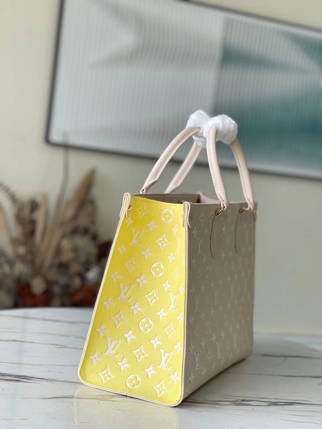 this OnTheGo handbag features the iconic Monogram pattern - Bag 2