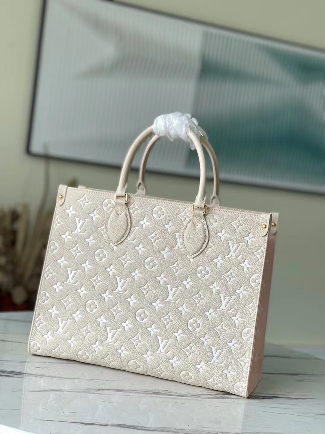 this OnTheGo handbag features the iconic Monogram pattern - Bag 3