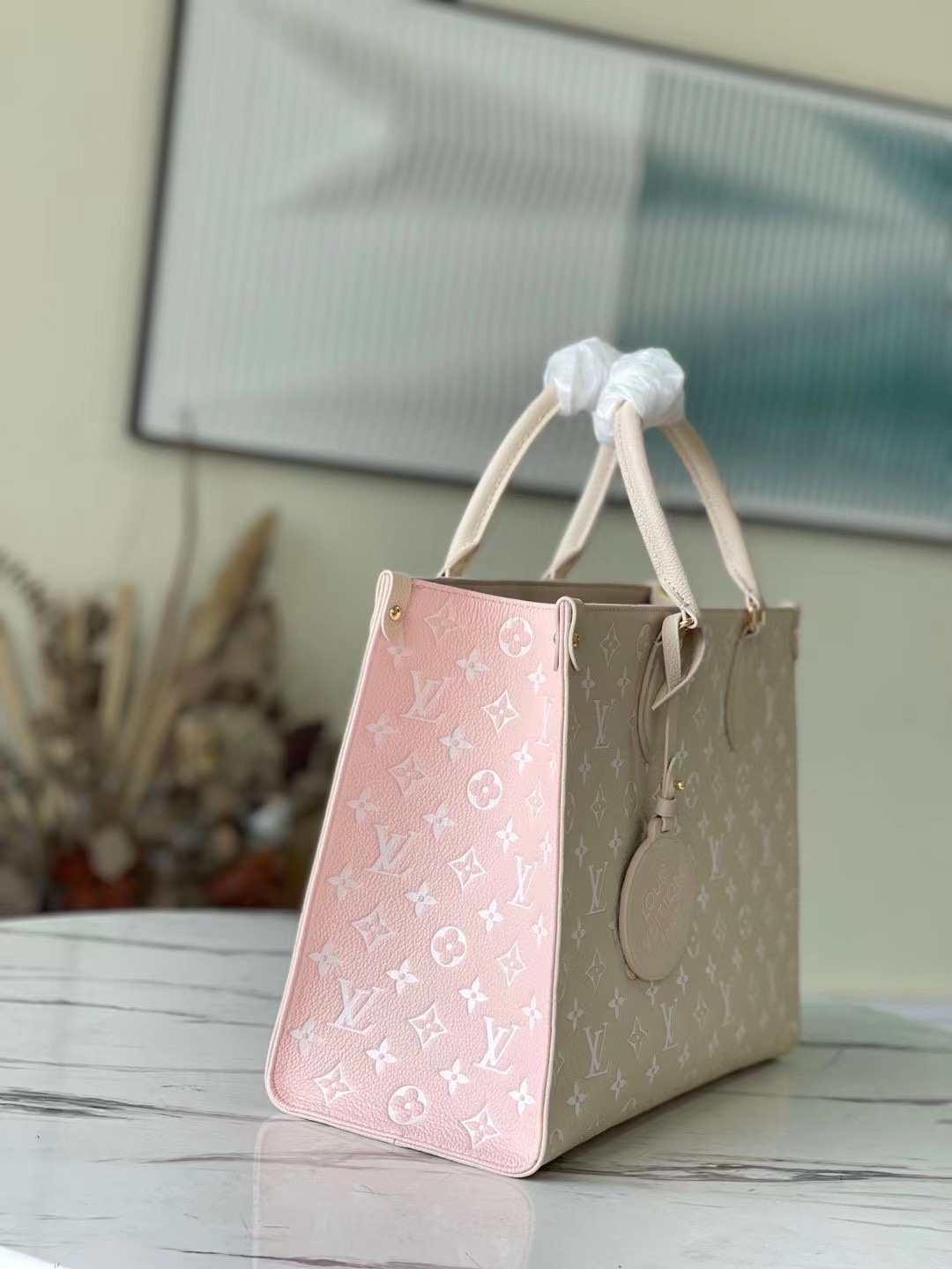 this OnTheGo handbag features the iconic Monogram pattern - Bag 4