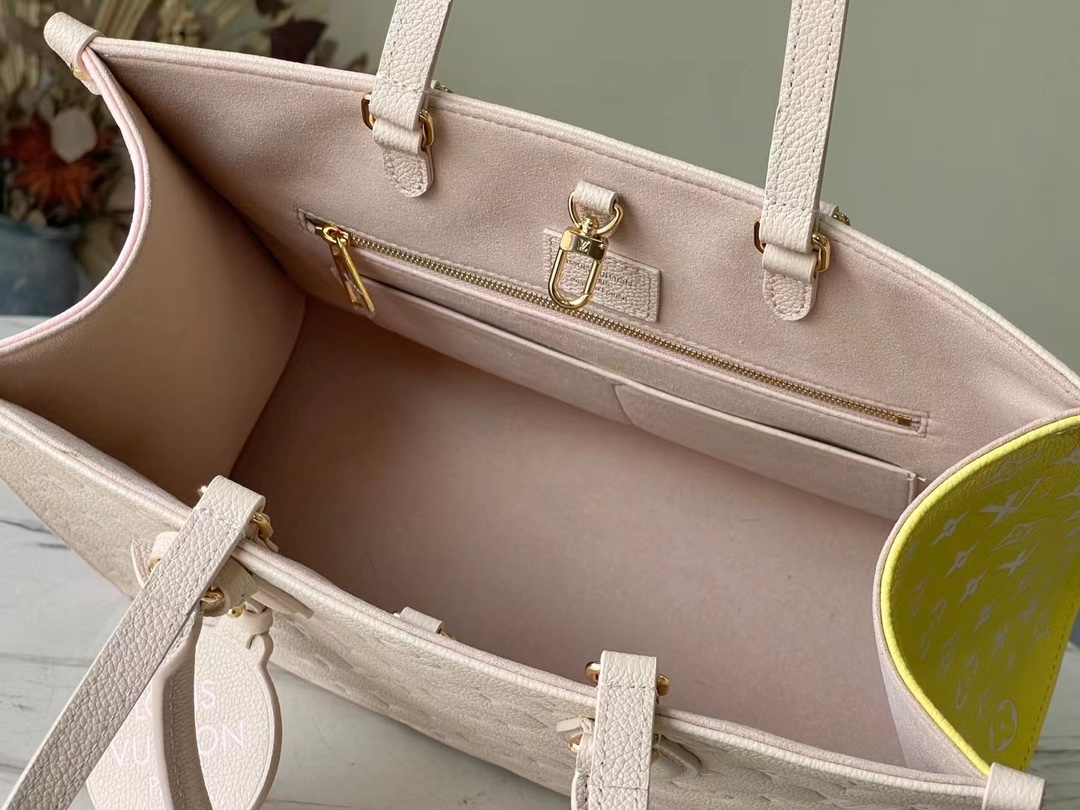 this OnTheGo handbag features the iconic Monogram pattern - Bag 8