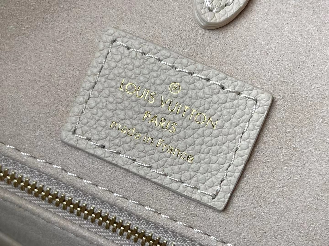 this OnTheGo handbag features the iconic Monogram pattern - Bag 9