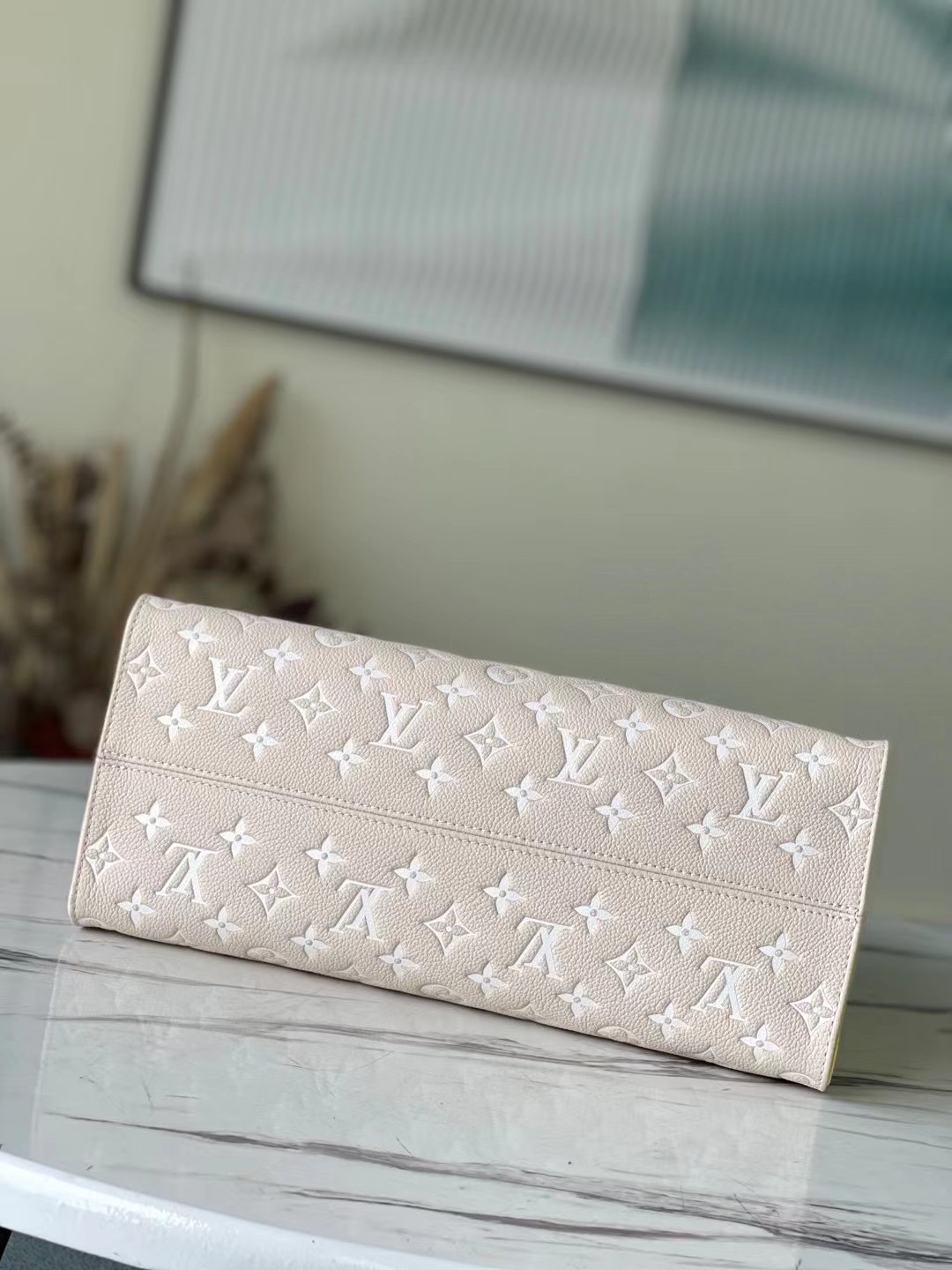 this OnTheGo handbag features the iconic Monogram pattern - Bag 5