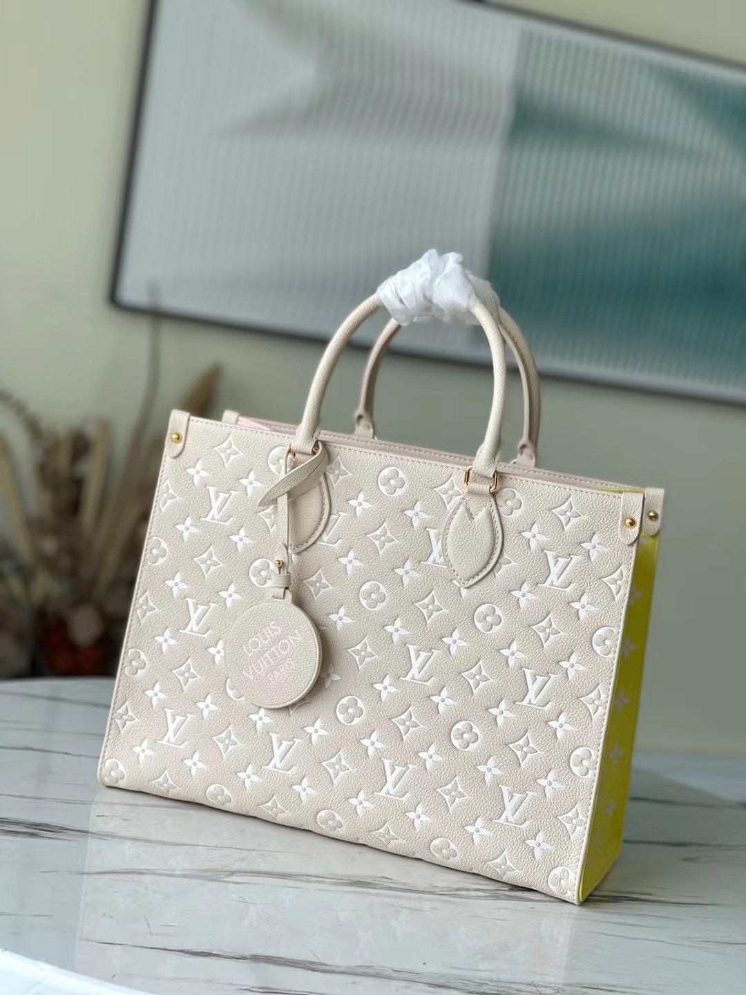 this OnTheGo handbag features the iconic Monogram pattern - Bag