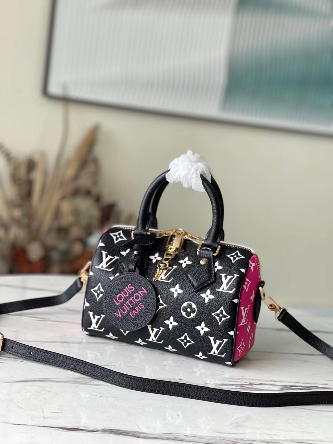 This Speedy Bandoulière 20 handbag is crafted from Monogram Empreinte - Bag