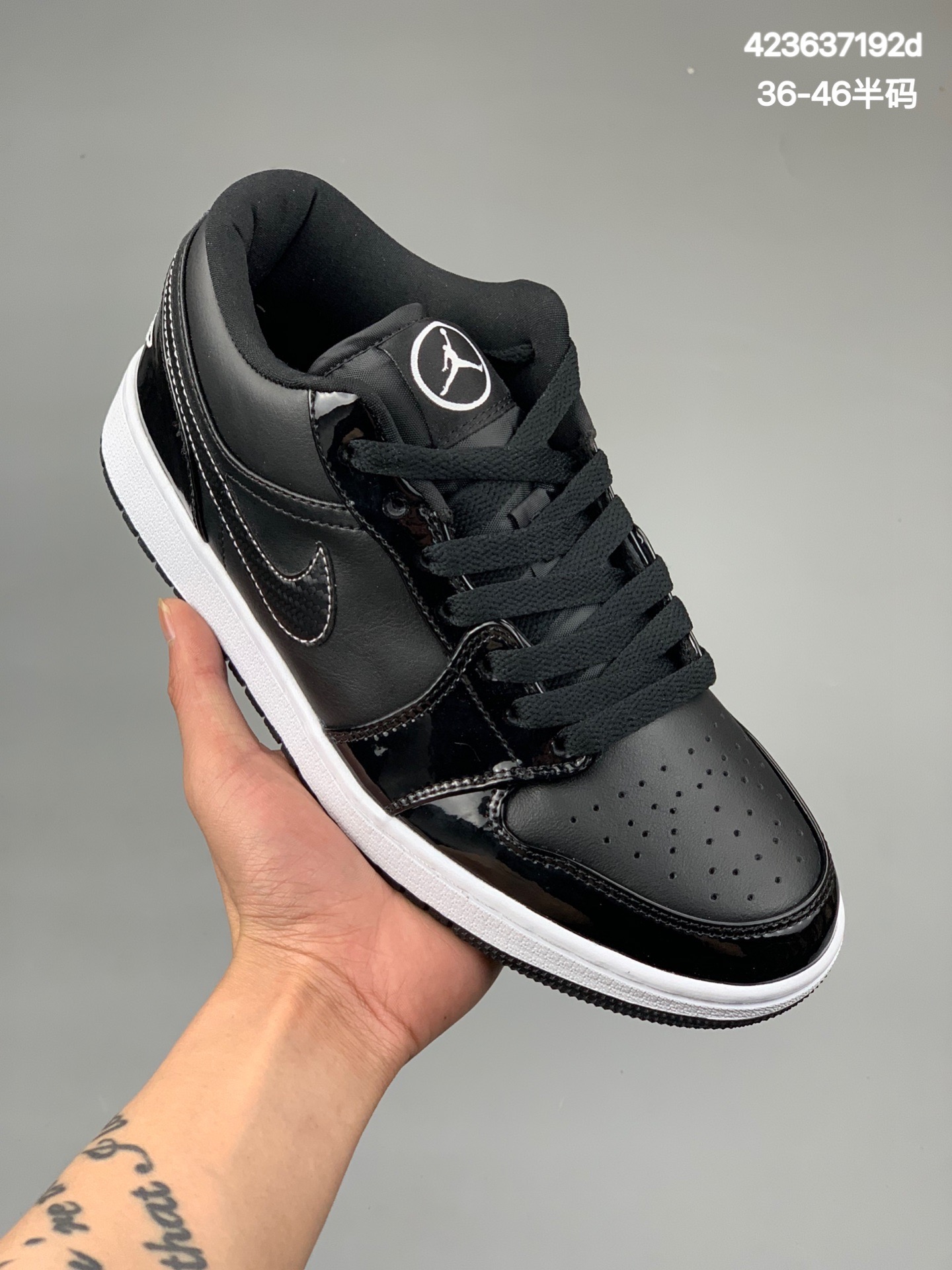 
Air Jordan 1 Low SE ASW “ Black and white ”黑白漆皮全明星AJ1乔丹一代低帮经典复古文化休闲运动篮球鞋“全明星黑白漆皮”﹣鞋款采用黑色漆皮鞋面，低调中透着精致- swoosh 采用了仿碳纤维纹理的漆皮，增加细节﹣后跟处有白色刺绣飞翼 logo   货号：DD1650-001 尺码：36 36.5 37.5 38 38.5 39 40 40.5 41 42 42.5 43 44 44.5 45 编码：423637192d