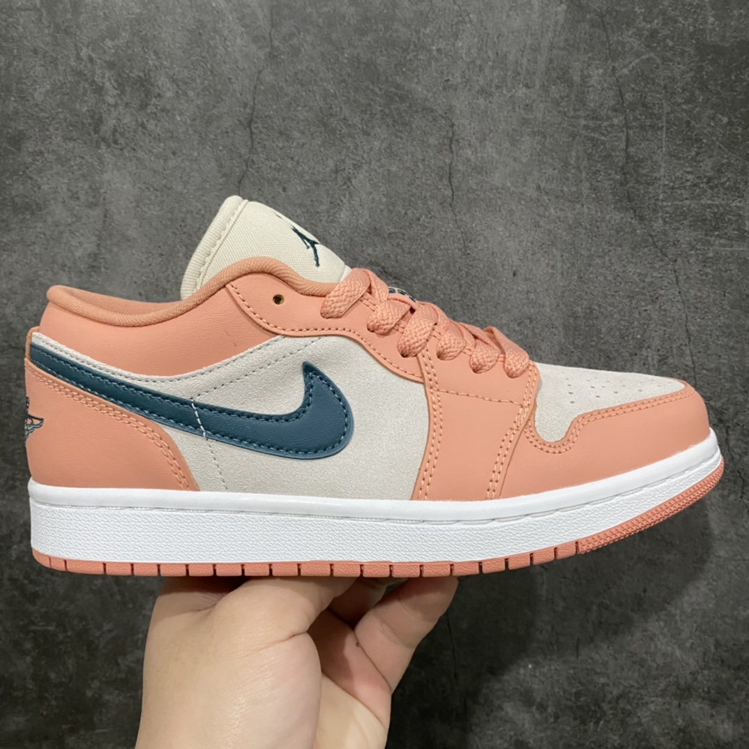 GC(dt)纯原版本 Air Jordan AJ1 Low 低帮 粉蓝 DC0774-800 市面唯一纯原级别 完美零毛边处理 原厂内置全掌气垫 价格定位良心 几十个配色陆续出 平台专用代工流水线出品 一眼公司既视感 拿到手的一瞬间就与众不同 碾压市面所有版本 认准细节 全部原鞋开发 每一个配色都会采购原鞋确认细节 打破市面看图做货无好货之说 细节精确 所有配色原数据档案开发! 尺码:35.5 36 37.5 38 38.5 39 40-选品中心