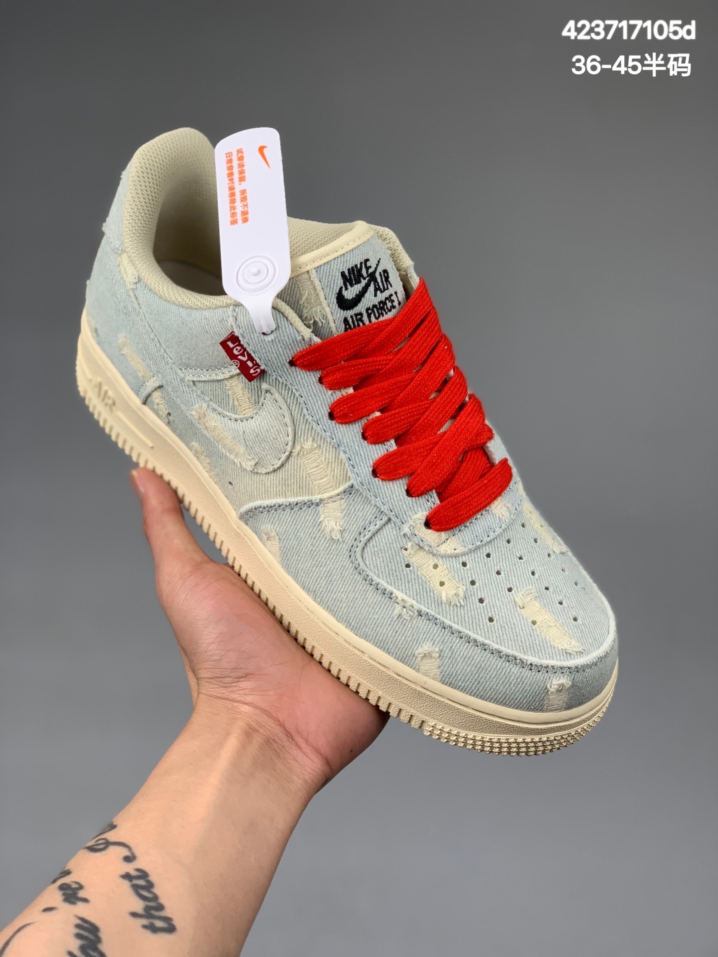 
公司级 Levi’s ×Nike Air Force 1 Low 李维斯联名 牛仔布空军一号低帮休闲板鞋 鞋面采用原厂殊特工艺 印染洗水牛仔布 鞋中与底鞋面接合处同样采用原折厂边工艺 原装鞋盒 纯正版型 内置全掌气垫 货号：VI6396-158 Size：36 36.5 37.5 38 38.5 39 40 40.5 41 42 42.5 43 44 44.5 45编码:423717105d