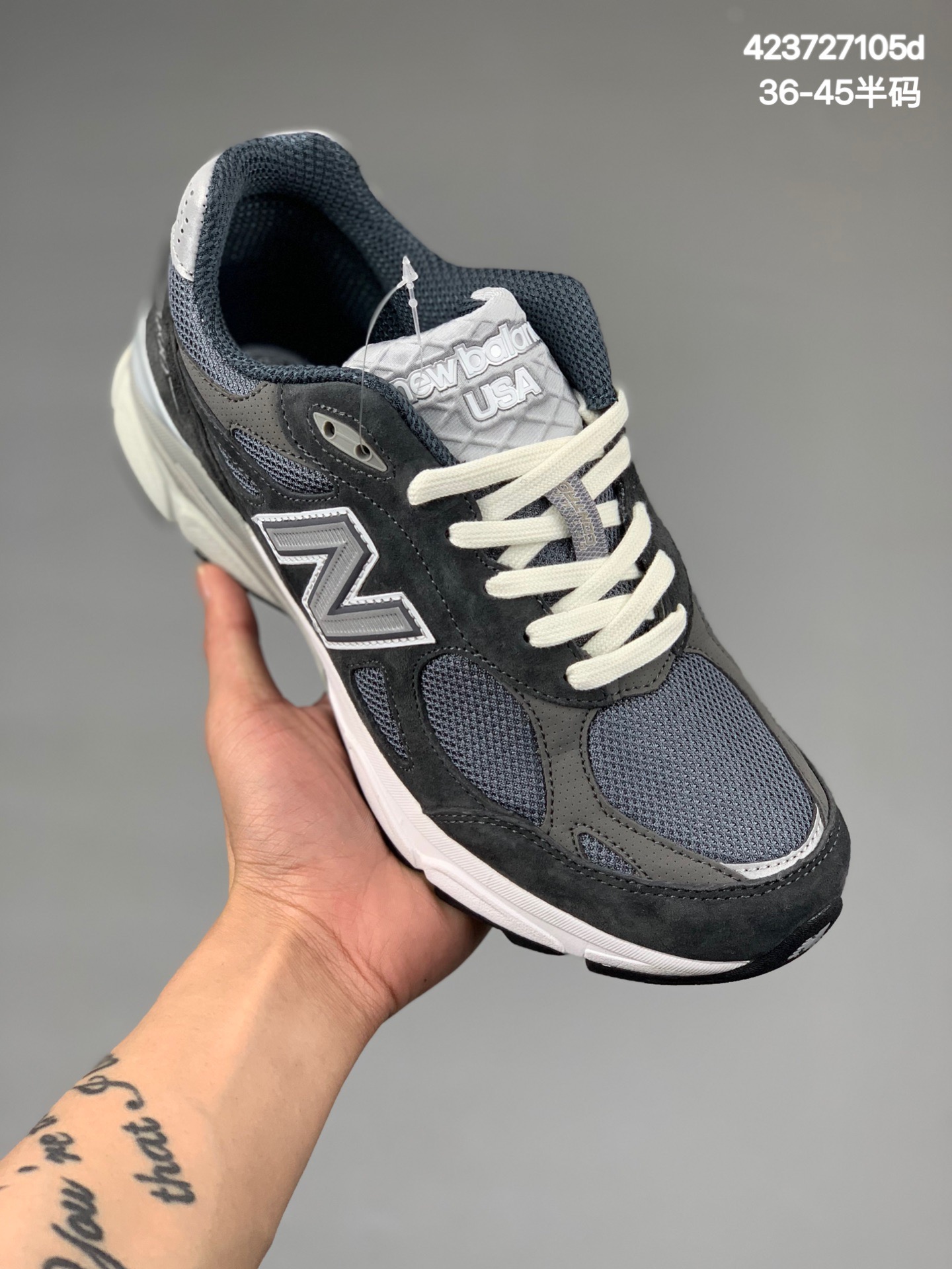 
纯原 New Balance M990GR3 新百伦男士总统慢跑鞋 新百伦第三代总统慢跑鞋NB990V3 依旧美国本土制造 沿用了引以为傲的跑鞋手工技艺 采用猪皮绒面并包裹局部透气网面的鞋身设计 菱网鞋舌上刻有New Balance USA 鞋面依旧身着经典的大热之灰 彰显了其高端的品质身份 
尺码：36-45半码
编码：423727105d