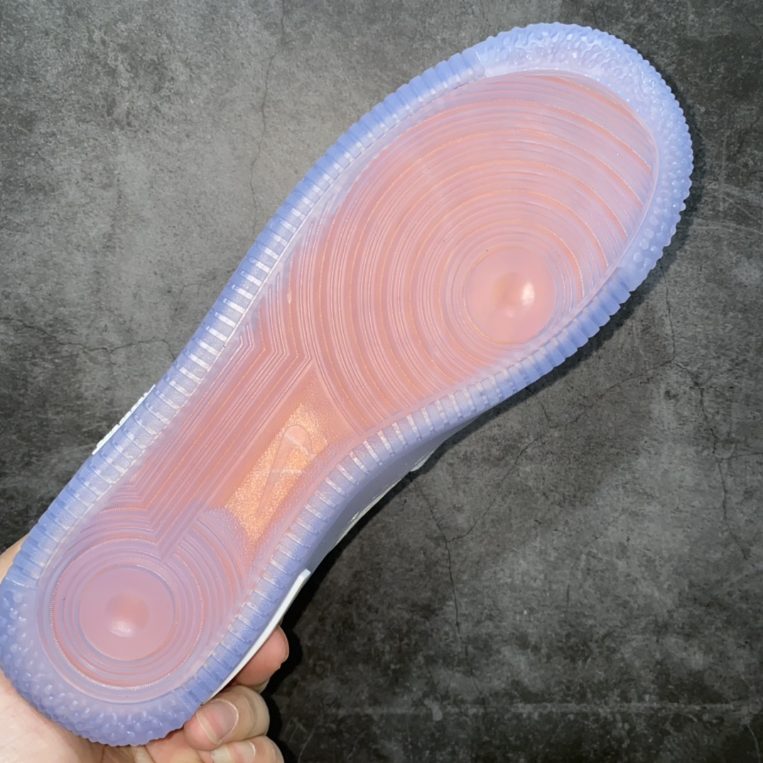 图片[8]-渠道纯原 NK Air Force 1 React QS Light Bone 空军一号解构冰蓝冰块🧊 CQ8879-100 目前大几率过验 原厂大底唯一正确卡色 韩国进口网纱 React缓震鞋垫 裸眼3D织唛标后跟标工艺 全鞋电脑针车 工整有序 原厂港宝加持完美还原灵魂版型 原盒原配从里到外百分百还原 白色鞋身搭配浅蓝色水晶底 内置react鞋垫 取消了sole气垫 鞋面采用尼龙材质和绒面革材质拼接打造 侧身Swoosh logo极具OW风格 整体样式简洁高级 全鞋线条3M反光显著 尺码：36 36.5 37.5 38 38.5 39 40 40.5 41 42 42.5 43 44 44.5 45-选品中心