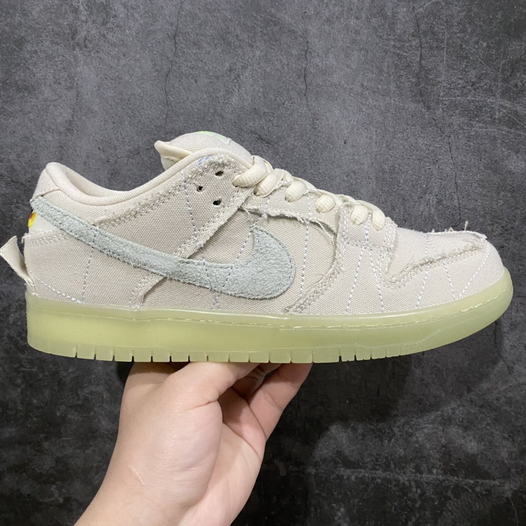 M版纯原 NK Dunk SB Low “Mummy” 万圣节限定木乃伊 货号:DM0774-111 鞋身以灰白色调呈现 麻布材质展现木乃伊的缠布造型 粗犷的毛边带来独特质感 后跟露出木乃伊双眼 鞋面点缀圣甲虫刺绣 鞋舌内侧荷鲁斯之眼 彰显埃及主题 鞋面麻布有可撕玩法 撕开后的质感更加狂野 内部则是翻毛皮材质 鞋垫还有隐藏彩蛋 正面印有绷带图案 背面 Zoom 气垫上也有印花 仿佛踩爆了一只圣甲虫 尺码:36 36.5 37.5 38 38.5 39 40 40.5 41 42 42.5 43 44 44.5 45 46 47.5-选品中心