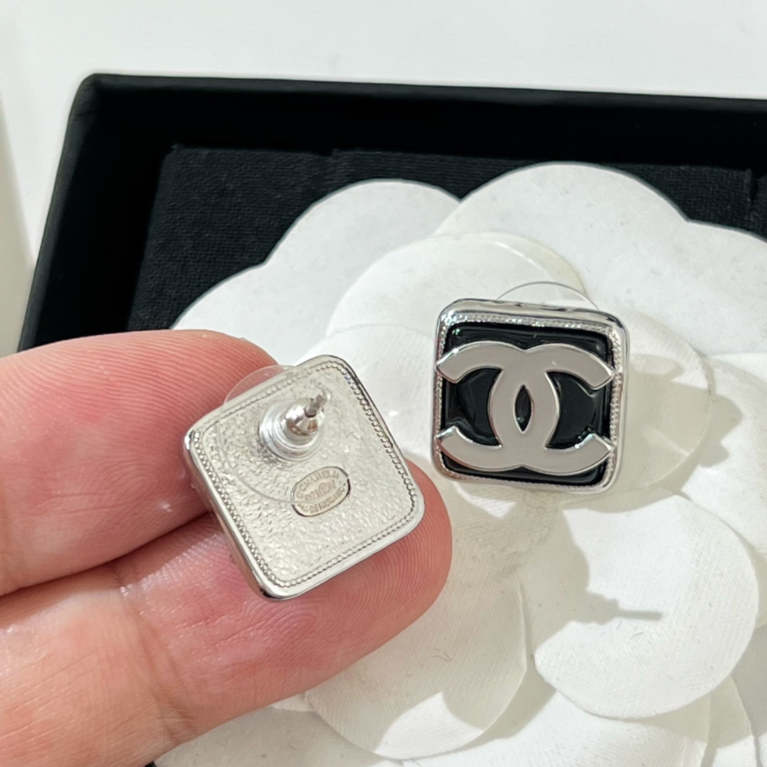 新款☑️CHANEL香奈儿双c方形黑白耳钉耳环