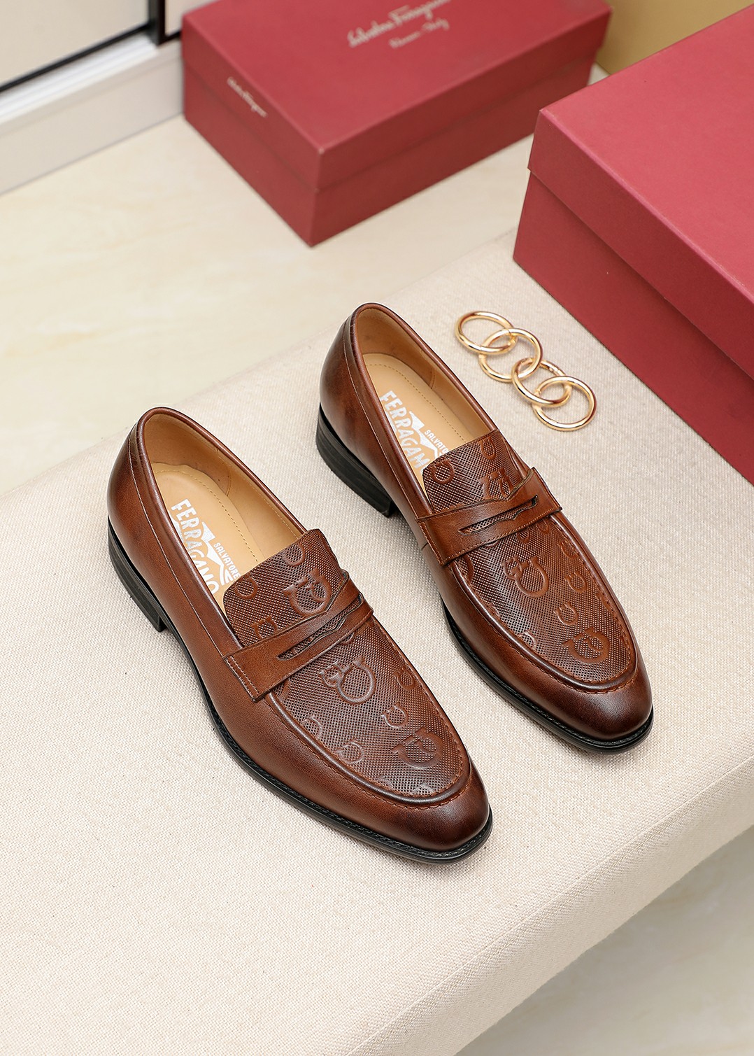 J5 水染牛里 菲拉格慕Ferragamo休闲商务皮鞋，鞋面进口小牛皮，五金扣完美无可挑剔，质感十足，内里进口水染牛皮，进口高密度原版大底，细节完美，震撼发售，