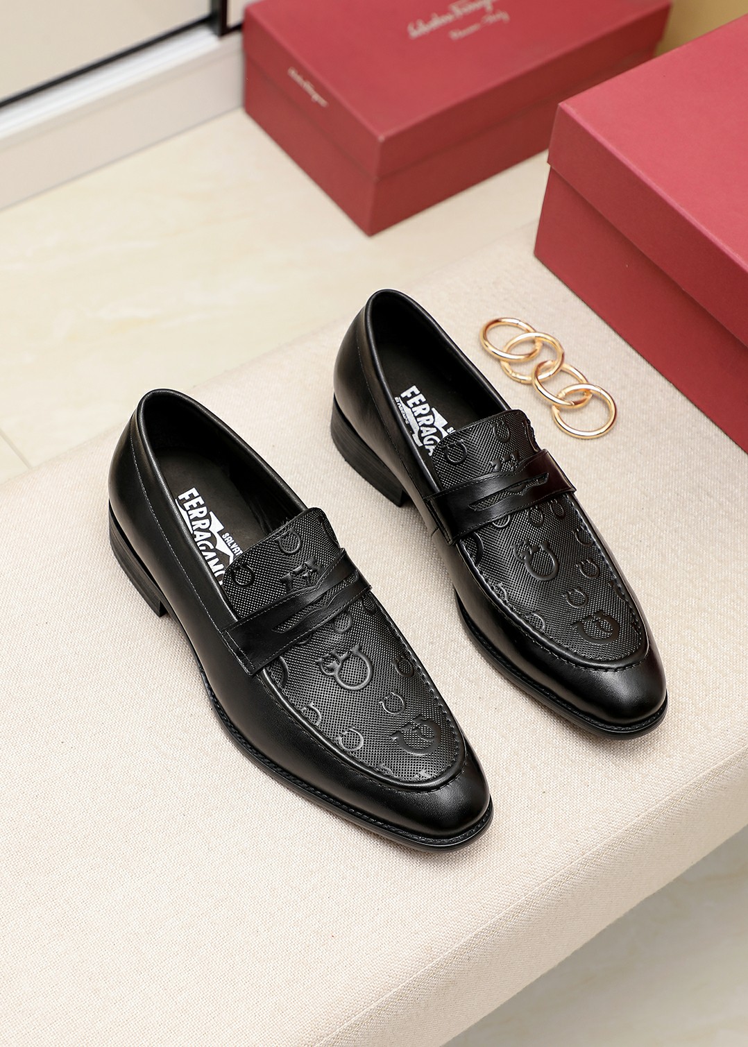 J5 水染牛里 菲拉格慕Ferragamo休闲商务皮鞋，鞋面进口小牛皮，五金扣完美无可挑剔，质感十足，内里进口水染牛皮，进口高密度原版大底，细节完美，震撼发售，