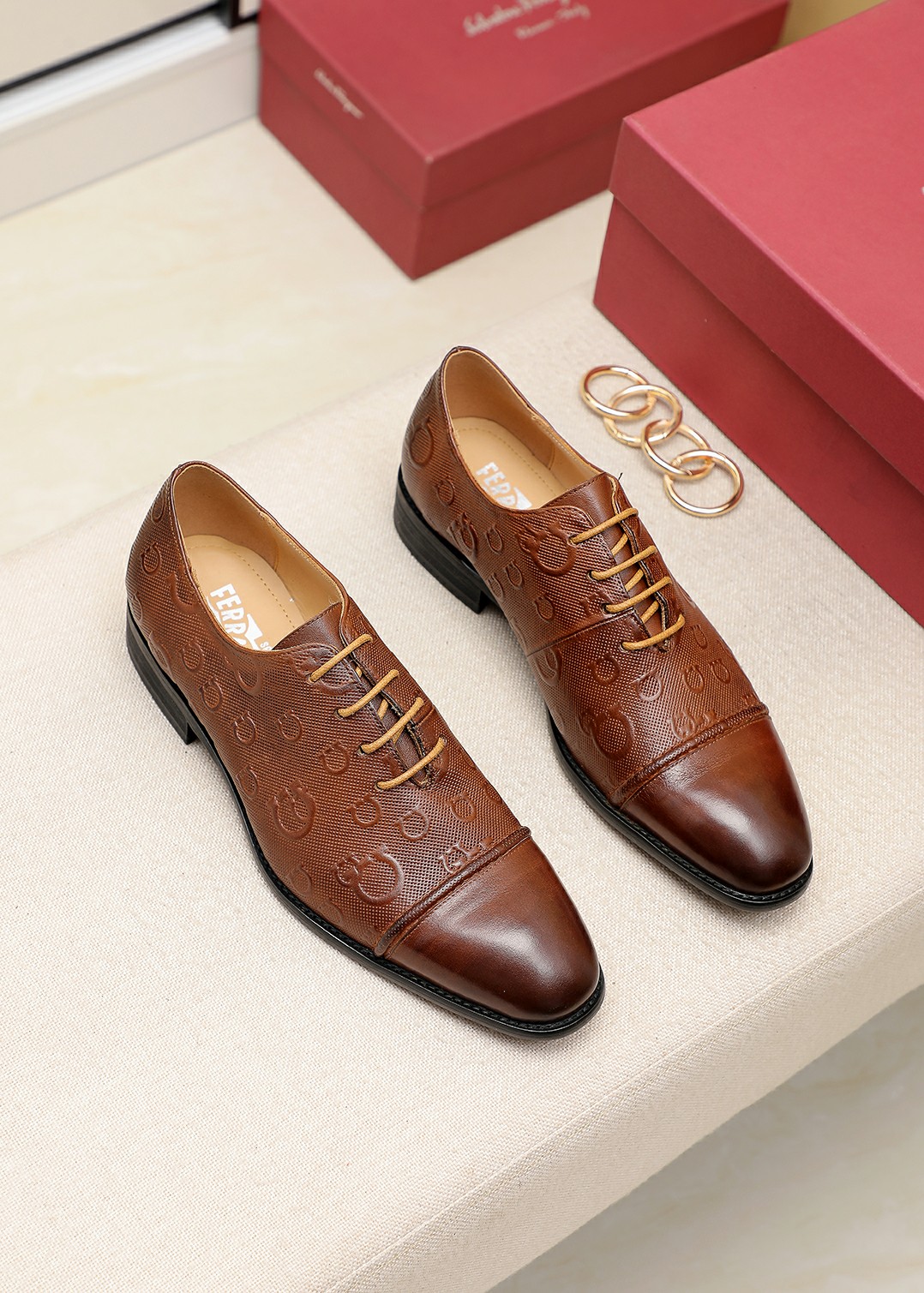 J5 水染牛里 菲拉格慕Ferragamo休闲商务皮鞋，鞋面进口小牛皮，五金扣完美无可挑剔，质感十足，内里进口水染牛皮，进口高密度原版大底，细节完美，震撼发售，