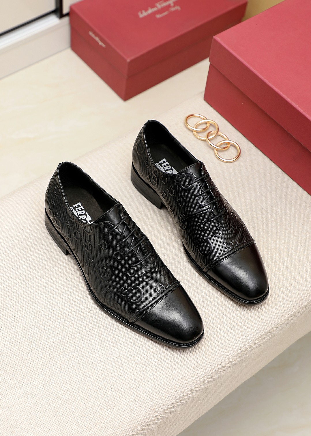 J5 水染牛里 菲拉格慕Ferragamo休闲商务皮鞋，鞋面进口小牛皮，五金扣完美无可挑剔，质感十足，内里进口水染牛皮，进口高密度原版大底，细节完美，震撼发售，