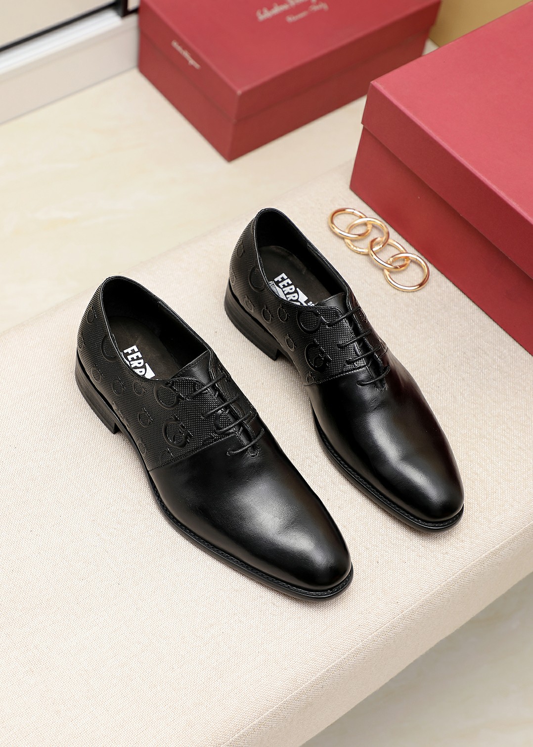 J5 水染牛里 菲拉格慕Ferragamo休闲商务皮鞋，鞋面进口小牛皮，五金扣完美无可挑剔，质感十足，内里进口水染牛皮，进口高密度原版大底，细节完美，震撼发售，