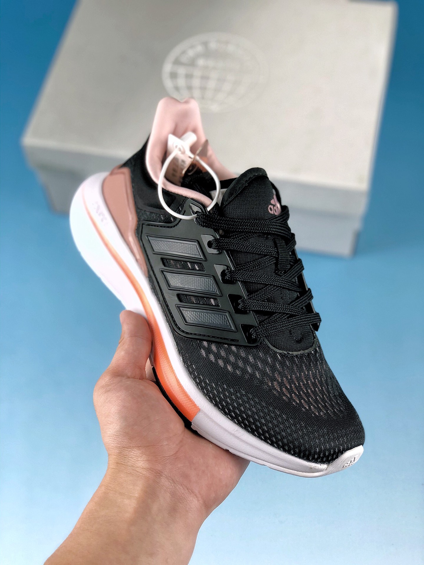 本地自取 支持放店
阿迪达斯Adidas EQ21 RUN 复古跑鞋 鞋身材质为全网眼面料，保证了足够的透气性。后跟处的 TPU 片可以让双脚更加稳定，且包裹感更强。中底采用全掌 Bounce 材质打造，肉眼可见的厚度可以满足跑步时的脚感，并且相比 Boost 也会更加轻弹。最后，采用经典的橡胶外底收尾，完善整体造型设计 
货号：GZ0589
Size:  36-40