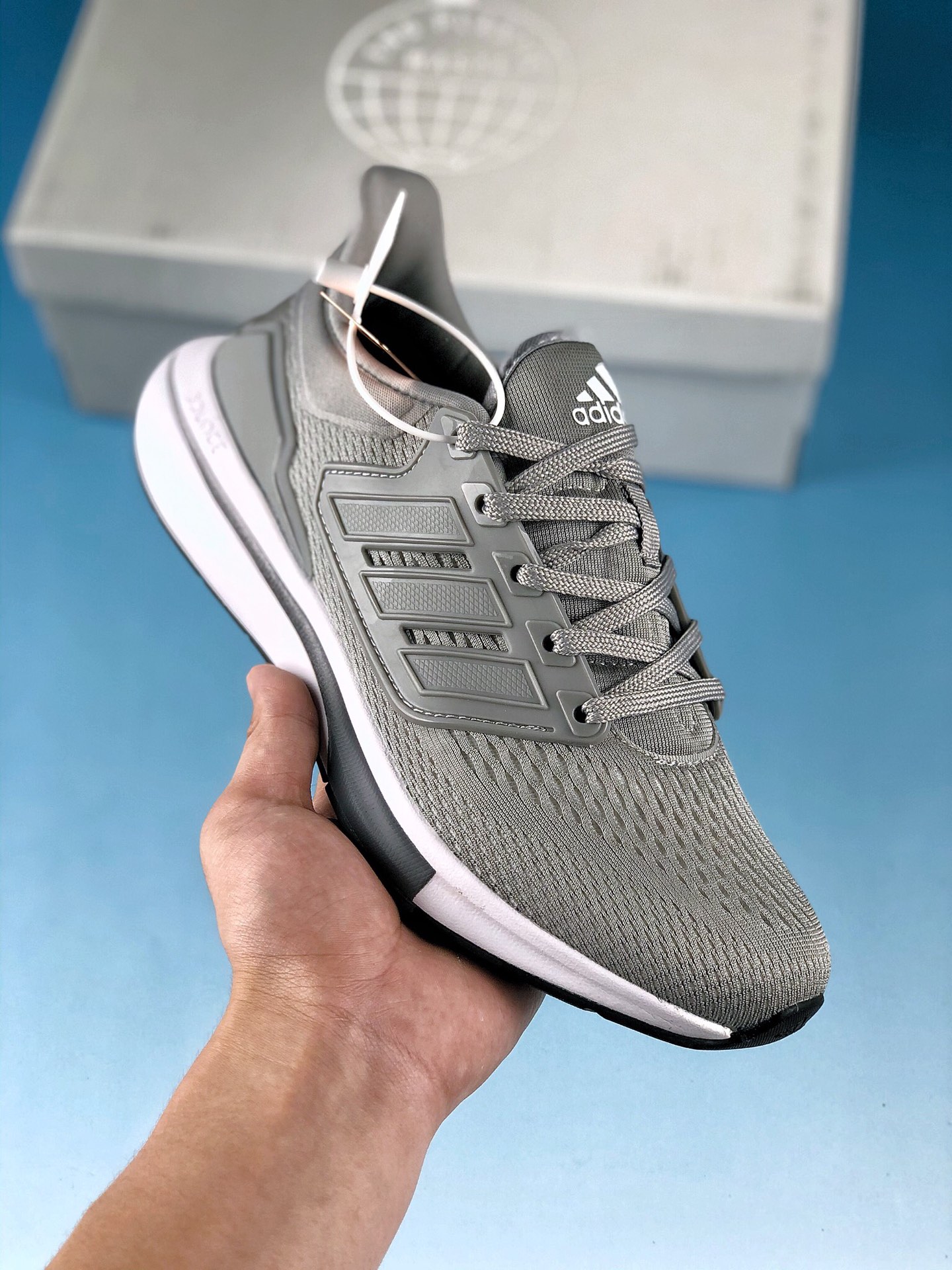 本地自取 支持放店
阿迪达斯Adidas EQ21 RUN 复古跑鞋 鞋身材质为全网眼面料，保证了足够的透气性。后跟处的 TPU 片可以让双脚更加稳定，且包裹感更强。中底采用全掌 Bounce 材质打造，肉眼可见的厚度可以满足跑步时的脚感，并且相比 Boost 也会更加轻弹。最后，采用经典的橡胶外底收尾，完善整体造型设计 
货号：H00519
Size:  36-45