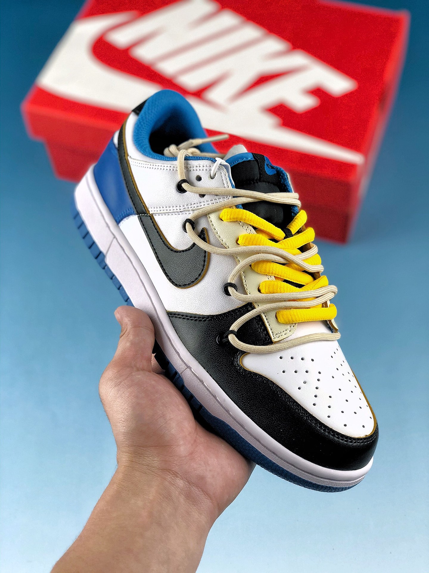 五一活动 特价好货
本地自取 支持放店
Nike Dunk Low 低帮 闪电 vibe做旧 拆解缝线 白蓝黑
 货号：DD1391-001
整体采用白色外底 黑蓝色覆盖整个鞋身框架与内衬和鞋底 带来浓厚的复古气息 细节方面 鞋舌与鞋后跟点缀黑色Swoosh Logo 增添更亮眼的视觉效果
尺码 ：36 36.5 37.5 38 38.5 39 40 40.5 41 42 42.5 43 44 44.5 45