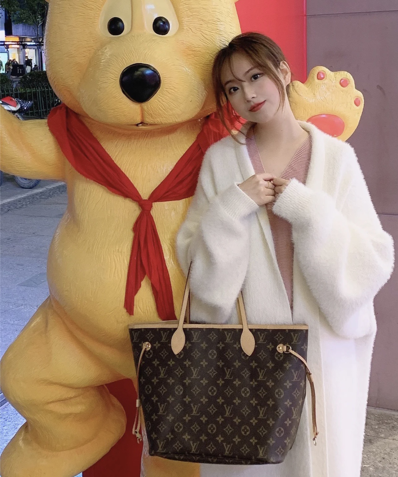 LV Never full中号购物袋💰270 女士最喜欢的逛街购物袋.它可以衬托出女士的高雅.气质与品位. 口袋采用亚麻织布内衬. 可脱卸式拉链手包搭配同色系内袋. 天然牛皮饰边.闪亮的金色金属配件. 规格:32*29*17cm