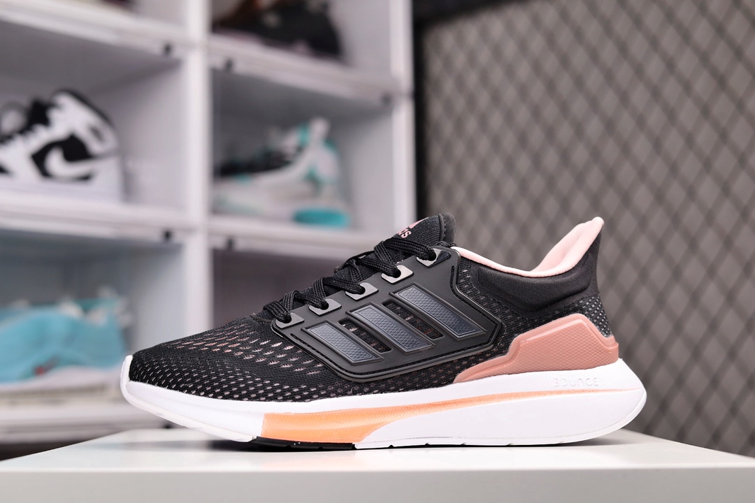 G0 阿迪达斯Adidas EQ21 RUN 官方同步上架 复古跑鞋 鞋身材质为全网眼面料，保证了足够的透气性。后跟处的 TPU 片可以让双脚更加稳定，且包裹感更强。中底采用全掌 Bounce 材质打造，肉眼可见的厚度可以满足跑步时的脚感，并且相比 Boost 也会更加轻弹。最后，采用经典的橡胶外底收尾，完善整体造型设计×885YF