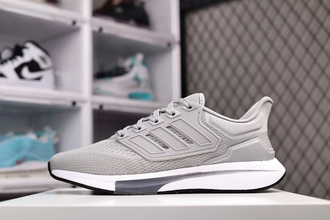 G0 阿迪达斯Adidas EQ21 RUN 官方同步上架 复古跑鞋 鞋身材质为全网眼面料，保证了足够的透气性。后跟处的 TPU 片可以让双脚更加稳定，且包裹感更强。中底采用全掌 Bounce 材质打造，肉眼可见的厚度可以满足跑步时的脚感，并且相比 Boost 也会更加轻弹。最后，采用经典的橡胶外底收尾，完善整体造型设计×885YF