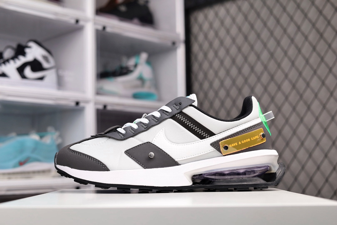 G0 Nike Air Max Pre-Day “Have a Good Game ”以 Air Max Pre-Day 为蓝本打造的鞋款，浅灰色的主调在鞋头、鞋带的补强位置加入深灰色妆点，让其呈现出十足的层次感。鞋身选择了翻毛皮材质和可回收聚酯打造，鞋头处的设计还营造出一股浓郁的复古气息。侧身处的 Swoosh Logo 以白色方格图案打造，搭配上灰色的鞋身视觉效果十分和谐。细节处理这双鞋可以说是相当优秀，除了荧光绿、荧光橙和紫色的点缀外，后跟处的设计更是十分巧妙。可以使用随鞋附赠的配件，将其更换为粉色的 Swoosh Logo，并盖上带有 mini Swoosh 的黑色纽扣，直接将可玩性提升了一个档次。而这双鞋的诚意还不止于此，鞋身还带有大面积的夜光效果，无论是鞋舌、后跟还是 Swoosh Logo，甚至于后跟的橙色妆点，都能黑夜中放出光芒，让你成为街上最靓的崽。中底科技方面，是由镂空设计和一块面积可观的紫色 Air Max 气垫组成，由于紫色的加入也让鞋款本身更为醒目。最后以黑色环保材质制成的外底收尾，不仅有前卫的环保理念，还致敬了经典的华夫底造型×996SG