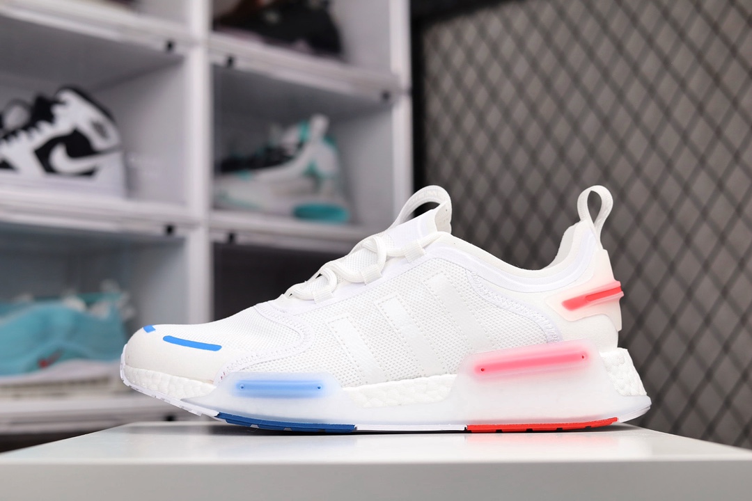 H0 阿迪达斯经典三叶草(AdidasOriginals)系列产品，AdidasOriginals走上了巅峰，adidasNMDV3鞋，强烈的氛围与您相匹配。毛绒BOOST缓震装置意味着良好的氛围永无止境，无尽的能量回馈让您在夜幕降临时感到舒适。透明鞋跟夹和带斑点的TPU中底使渐进式探索更加完美×773WS