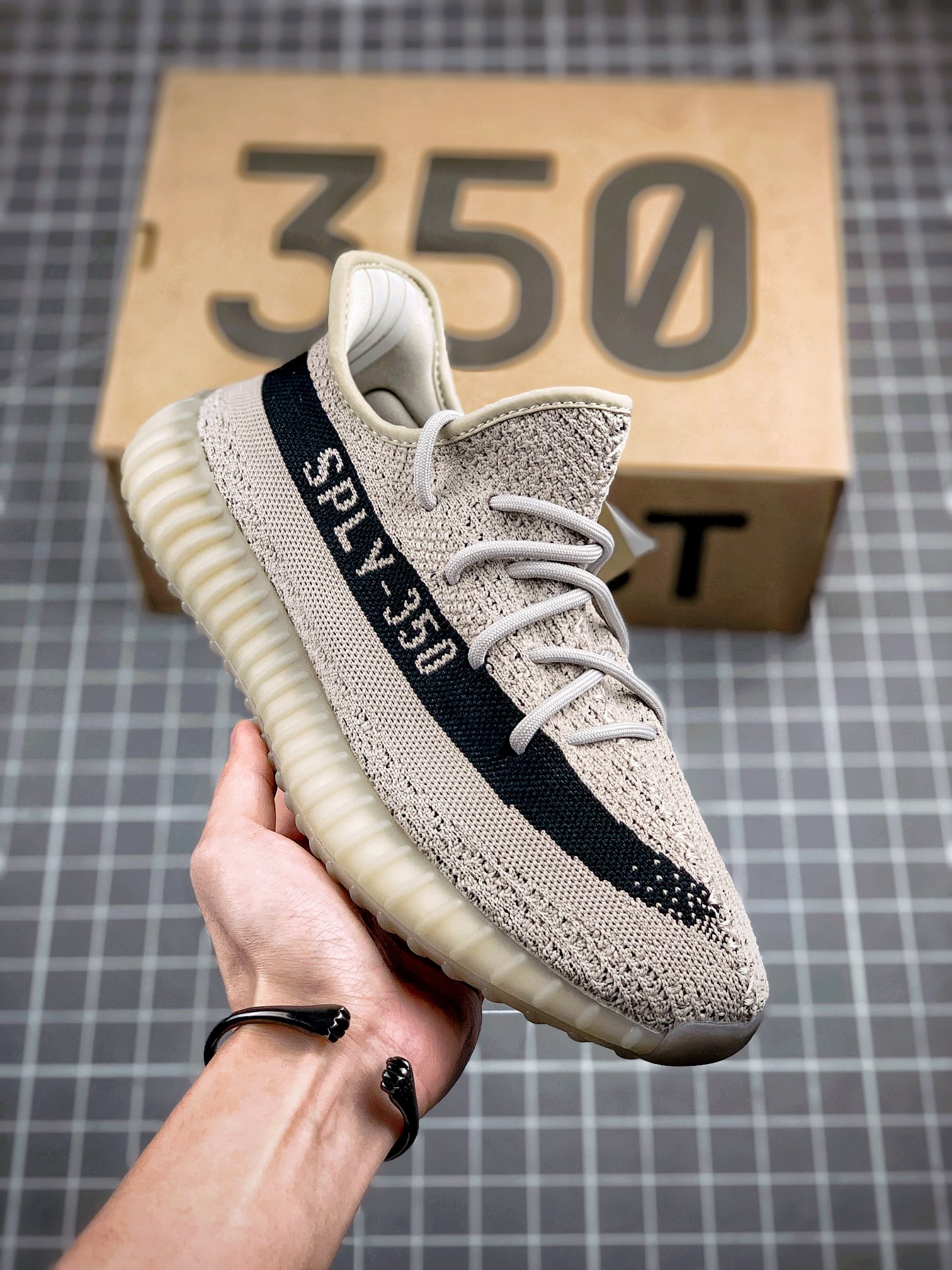 Yeezy 350 Boost V2 "Reverse Oreo" 1.0
# # Boost ‼️
Taglia 36 36.5 37 38 38.5 39 40 40.5 41 42 42.5 43 44 44.5 45 46 47 48