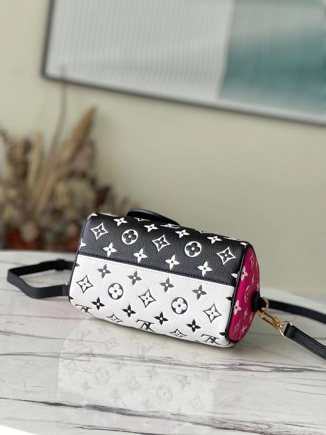 this Speedy Bandoulière 20 handbag features a pattern that is first - Bag 4