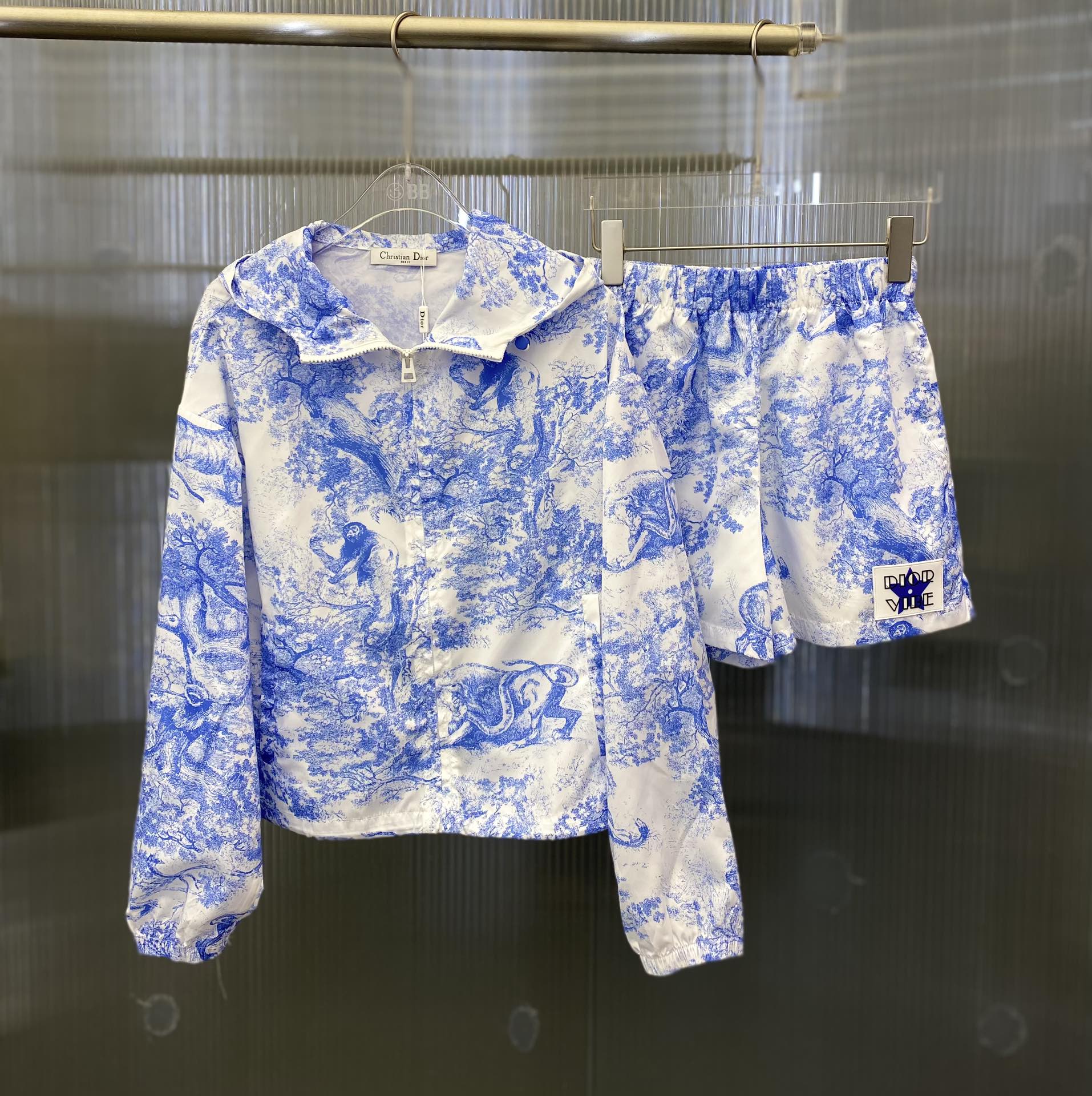 NO:696900,Dior/Summer New Style Exclusively Designed Cashew Flower Sun Protection Clothes Imported Sun Protection Fabric - Super Soft and Skin-Friendly, Positioned and Cut to Cost-Effective Materials, Cool to Touch The Upper Body Is Extremely Comfortable, And It’s Very Fashionable. It Goes Well With Any Matching, You Can Go Out Beautifully. Highly Recommended!  !  !  SML,,dior,19860909Dior/夏季新款 独家设计腰果花防晒服进口防晒面料 -超柔软亲肤 定位裁剪超费料的 冰凉触感 上身巨舒适 而且还特别时髦 好搭噢 任意搭配都美美的出门 强烈推荐！！！SML,,dior,,Women's clothing