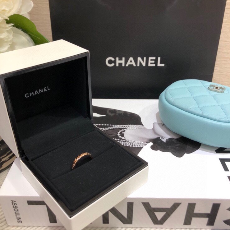 NO:635823,88180, Chanel Goose Jewelry Series, gold & silver coco crush narrow diamond pattern fine ring, classic diamond pattern full lines, full of high-end feel, mix and match, so fragrant, z real gold, 1w+ code number 5-6-7-8,,chanel,ring,Cardia high-end jewelry1986090988180, 香奈鹅珠宝系列 金色&银色coco crush窄版菱格纹细版戒指 经典菱格设计线条饱满 高级感十足 混搭叠戴,太香了 z真金,1w+ 码数5-6-7-8,,chanel,ring,卡迪亚高端饰品,Jewelry