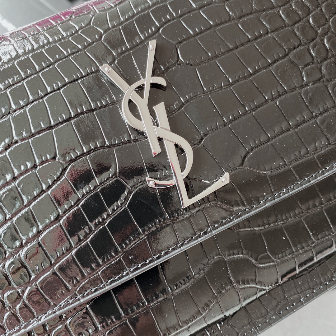 Louis Vuitton Classic Handcrafted Luxury Leather Shoulder Bag 7