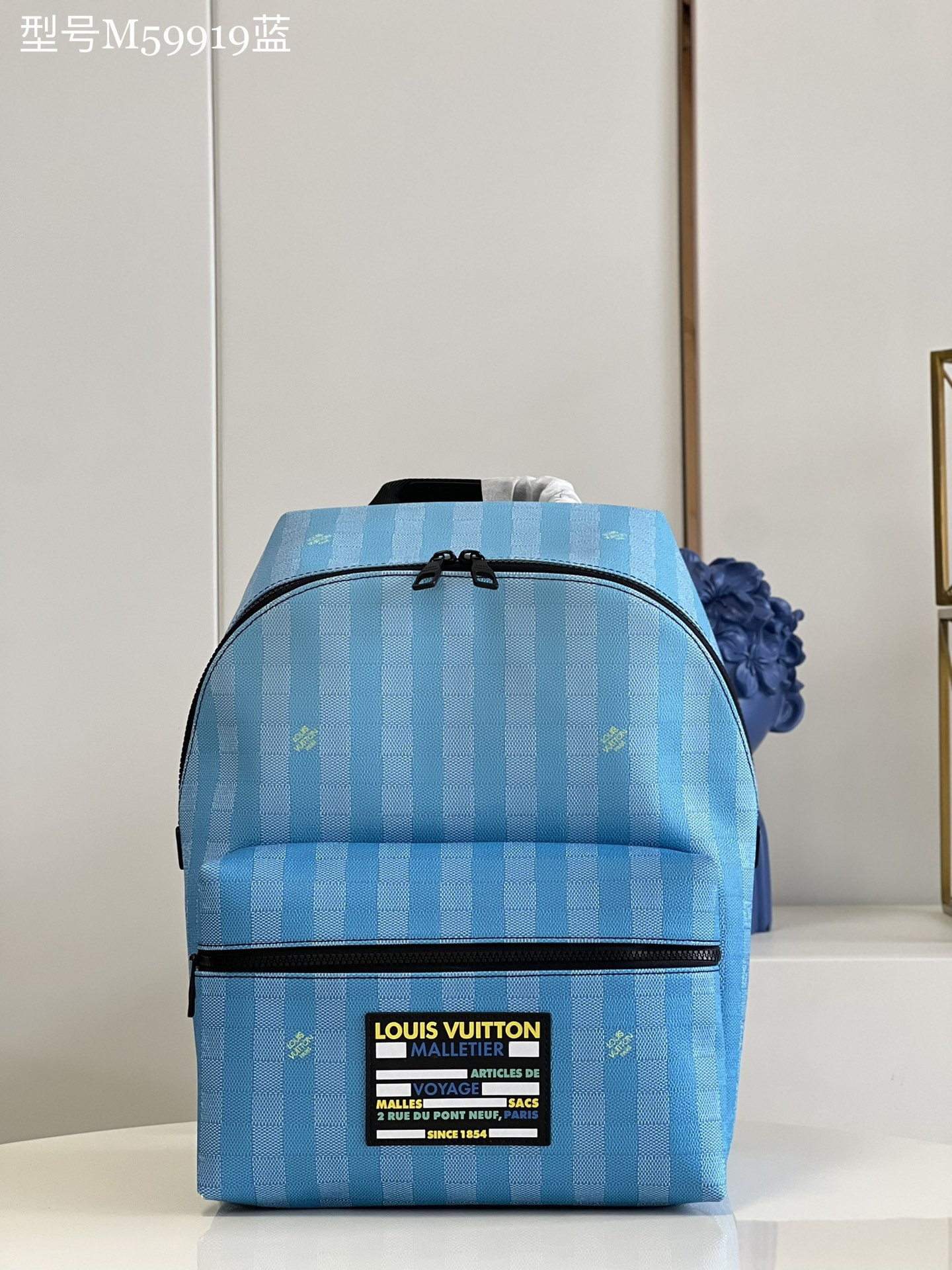 NO:398594,【Exclusive real photo M59919 blue】M43186 This Discovery backpack is made of a square configuration with Damier Stripes canvas, transforming the striped elements and signs of Louis Vuitton traditional hard box into gradient stripes and leather patches, highlighting the novel and modern style. Detailed features 37 x 40 x 20 cm (length x height x width) E.,LV [original leather],louis vuitton,louis vuitton19860909【独家实拍M59919蓝】M43186 本款 Discovery 双肩包以 Damier Stripes 帆布塑造方正构型,将路易威登传统硬箱的条纹元素和标牌化为渐变条纹和皮革贴饰,彰显新颖摩登格调.详细特征37 x 40 x 20 厘米 (长度 x 高 x 宽) E.,LV【原厂皮】,louis vuitton,louis vuitton,Bag