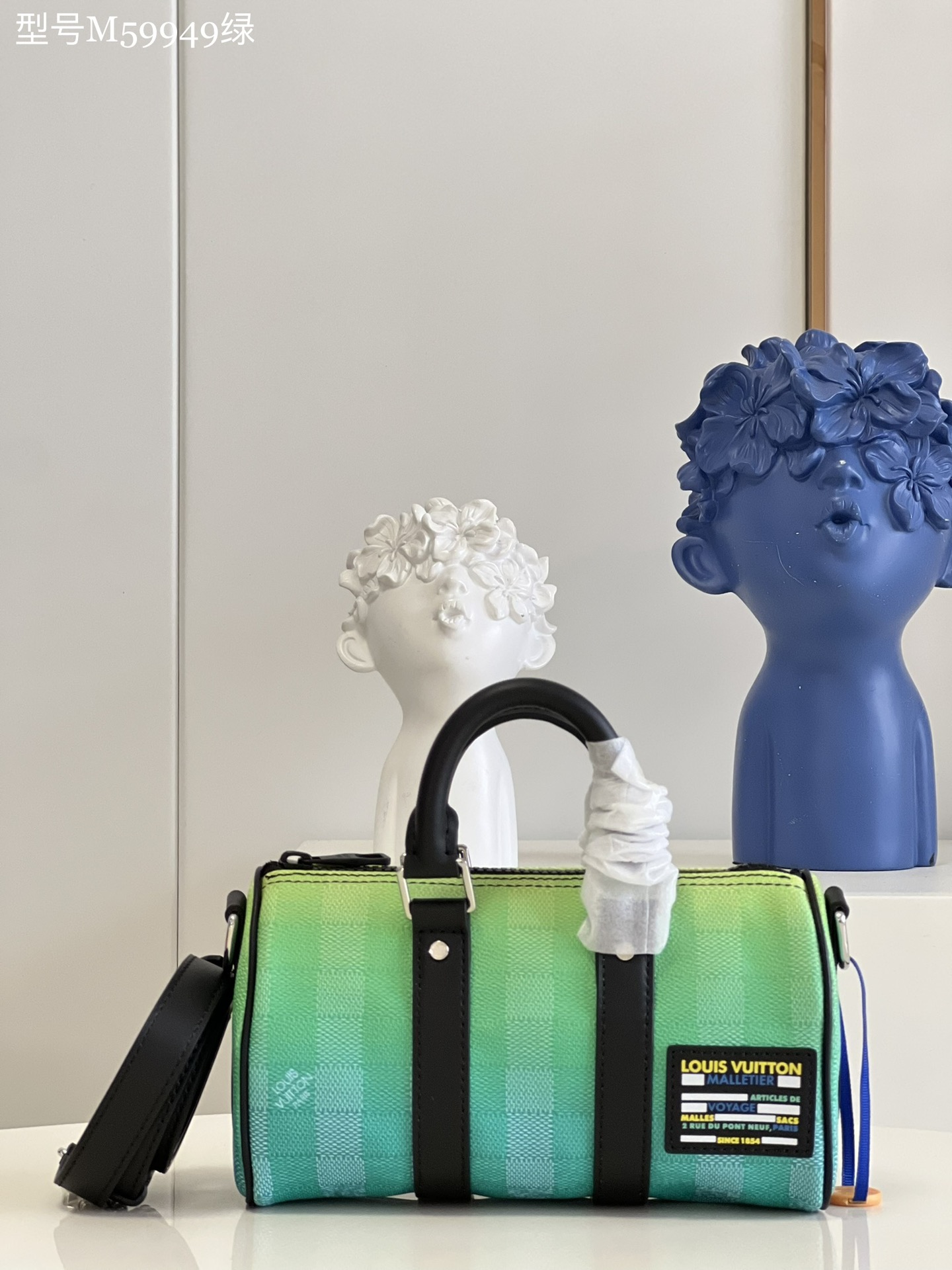 NO:398608,【Exclusive real photo M59949 green】This Keepall XS handbag is made of Damier Stripes, showing the changing color of stripes, paired with Louis Vuitton leather patches, side straps, top handles and removable shoulder straps. The compact configuration is convenient for daily carrying. Detailed features 21 x 12 x 9 cm (length x height x width) E.650,LV【original leather】,louis vuitton,louis vuitton19860909【独家实拍M59949绿】本款 Keepall XS 手袋取材 Damier Stripes 帆布,展现条纹的色调变幻,搭配路易威登皮革贴饰、侧面饰带、顶部手柄和可拆卸肩带.紧凑构型方便携带日常所需. 详细特征21 x 12 x 9 厘米 (长度 x 高 x 宽) E.650,LV【原厂皮】,louis vuitton,louis vuitton,Bag