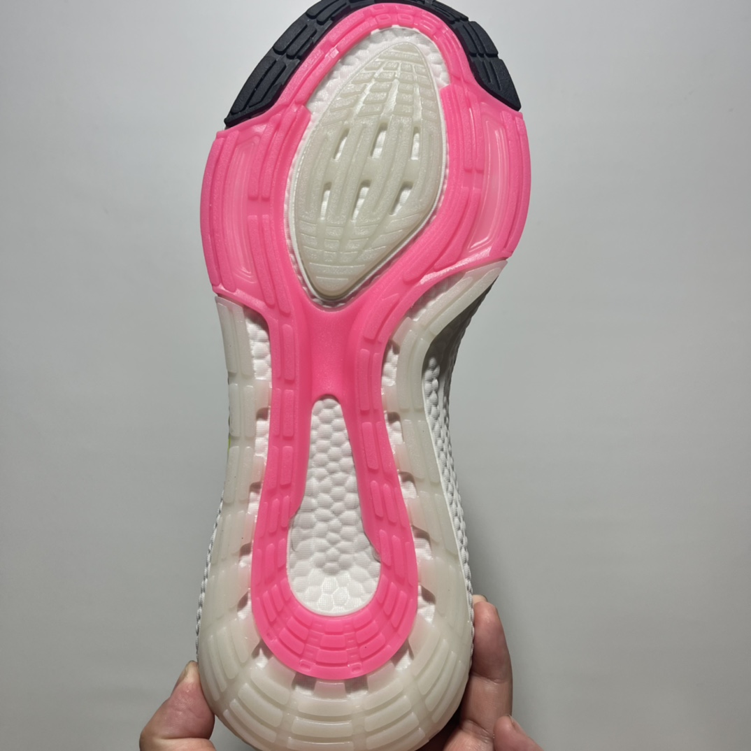特价🔥🔥🔥高版本 💰165
阿迪达斯 Adidas UB7.0 爆米花👟 前凸后翘的adidas ultra boost 2021系列正式曝光，新一代的ulrtra boost 21在中底的部分添加了更多的boost材质面积，除了部分标志性的细节处外，这次更新的款式以前凸后翘的流线型呈现。中底的支撑片也变成了造型奇特的U型，鞋子设计十分有速度感 尺码36-44