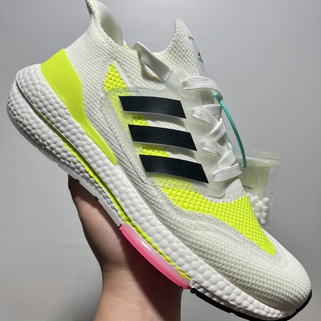 特价🔥🔥🔥高版本 💰165
阿迪达斯 Adidas UB7.0 爆米花👟 前凸后翘的adidas ultra boost 2021系列正式曝光，新一代的ulrtra boost 21在中底的部分添加了更多的boost材质面积，除了部分标志性的细节处外，这次更新的款式以前凸后翘的流线型呈现。中底的支撑片也变成了造型奇特的U型，鞋子设计十分有速度感 尺码36-44
