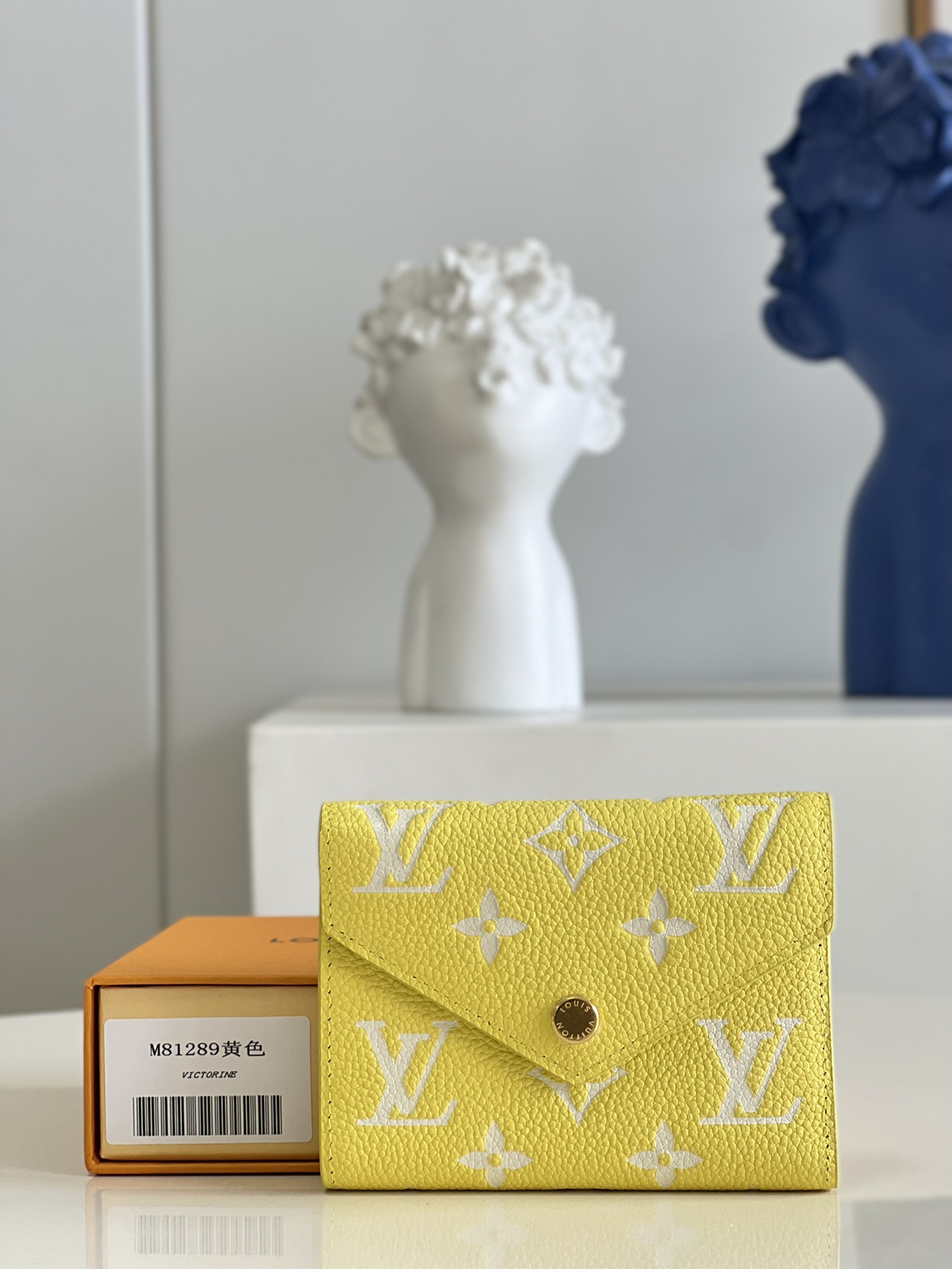 NO:398603,[Exclusive real photo M81289 yellow] This Victorine wallet is from Spring in the City capsule series, and it renders a variety of colors for Monogram Empreinte leather. Soft grain leather imprints the classic Monogram pattern, exquisite configuration hides plenty of space, and can store banknotes, coins and cards. Detailed features 12 x 9.5 x 1.5 cm (length x height x width) V.,LV [original leather],louis vuitton19860909【独家实拍M81289黄】本款 Victorine 钱夹出自 Spring in the City 胶囊系列,为 Monogram Empreinte 皮革渲染多样色彩.柔软粒面皮革压印经典 Monogram 图案,考究构型暗藏充裕空间,可收纳钞票、硬币和卡片.详细特征12 x 9.5 x 1.5 厘米 (长度 x 高 x 宽)V.,LV【原厂皮】,louis vuitton,Bag