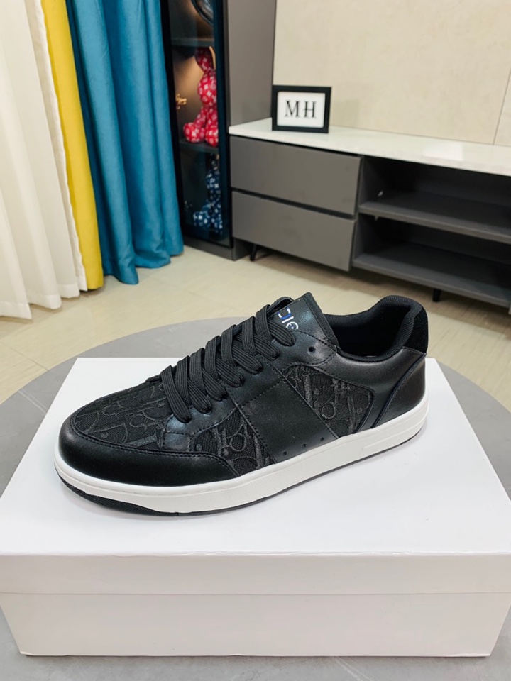 I0  Dior迪奥爆卖款官网全球首发🔝男鞋高端品牌 官网最系列：鞋面采用进口牛皮搭配专供面料打造➕网布透气内里。让行走更加便捷舒适与官方的质量相比美的1：1复刻。打造时尚个性衬托你的与众不同潮男必备!经典款。男码：38-44。