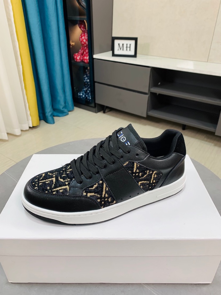 I0  Dior迪奥爆卖款官网全球首发🔝男鞋高端品牌 官网最系列：鞋面采用进口牛皮搭配专供面料打造➕网布透气内里。让行走更加便捷舒适与官方的质量相比美的1：1复刻。打造时尚个性衬托你的与众不同潮男必备!经典款。男码：38-44。