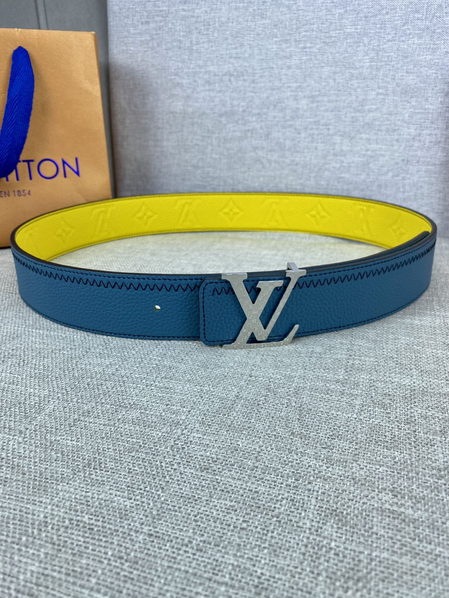 LV Initiales Color Blocks 双面腰带为经典设计注入潮流格调 5
