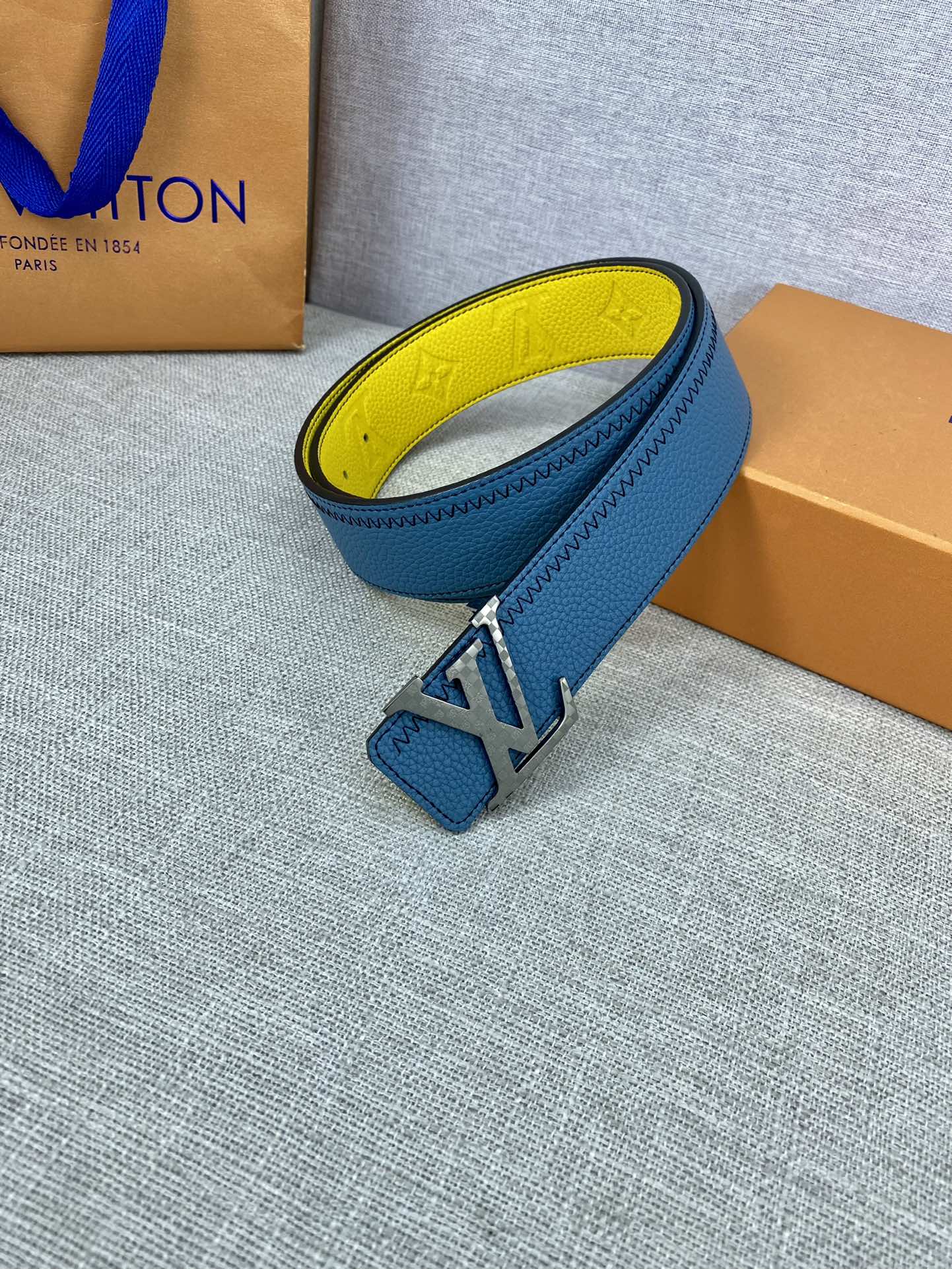 LV Initiales Color Blocks 双面腰带为经典设计注入潮流格调 7