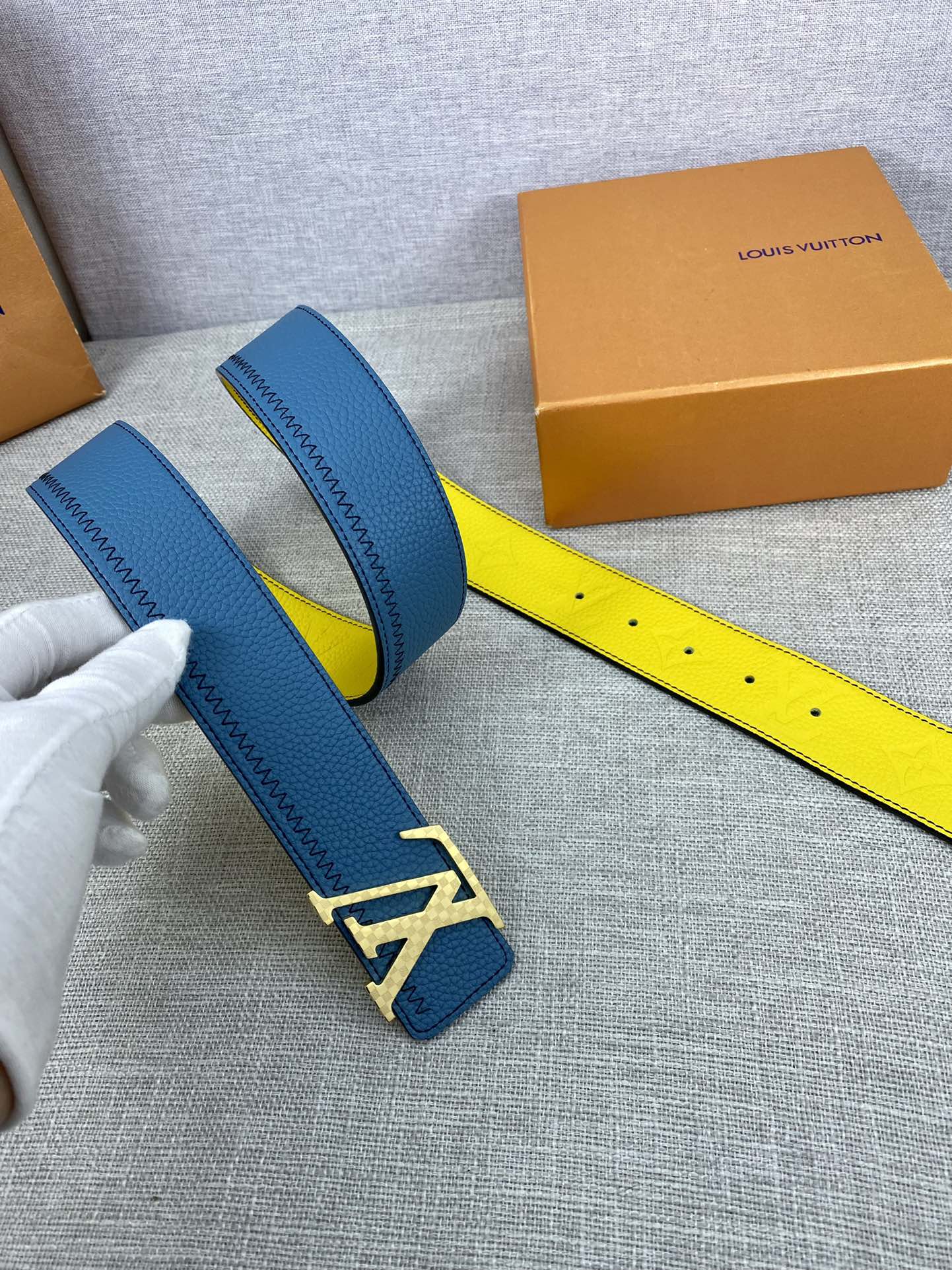 LV Initiales Color Blocks 双面腰带为经典设计注入潮流格调 3