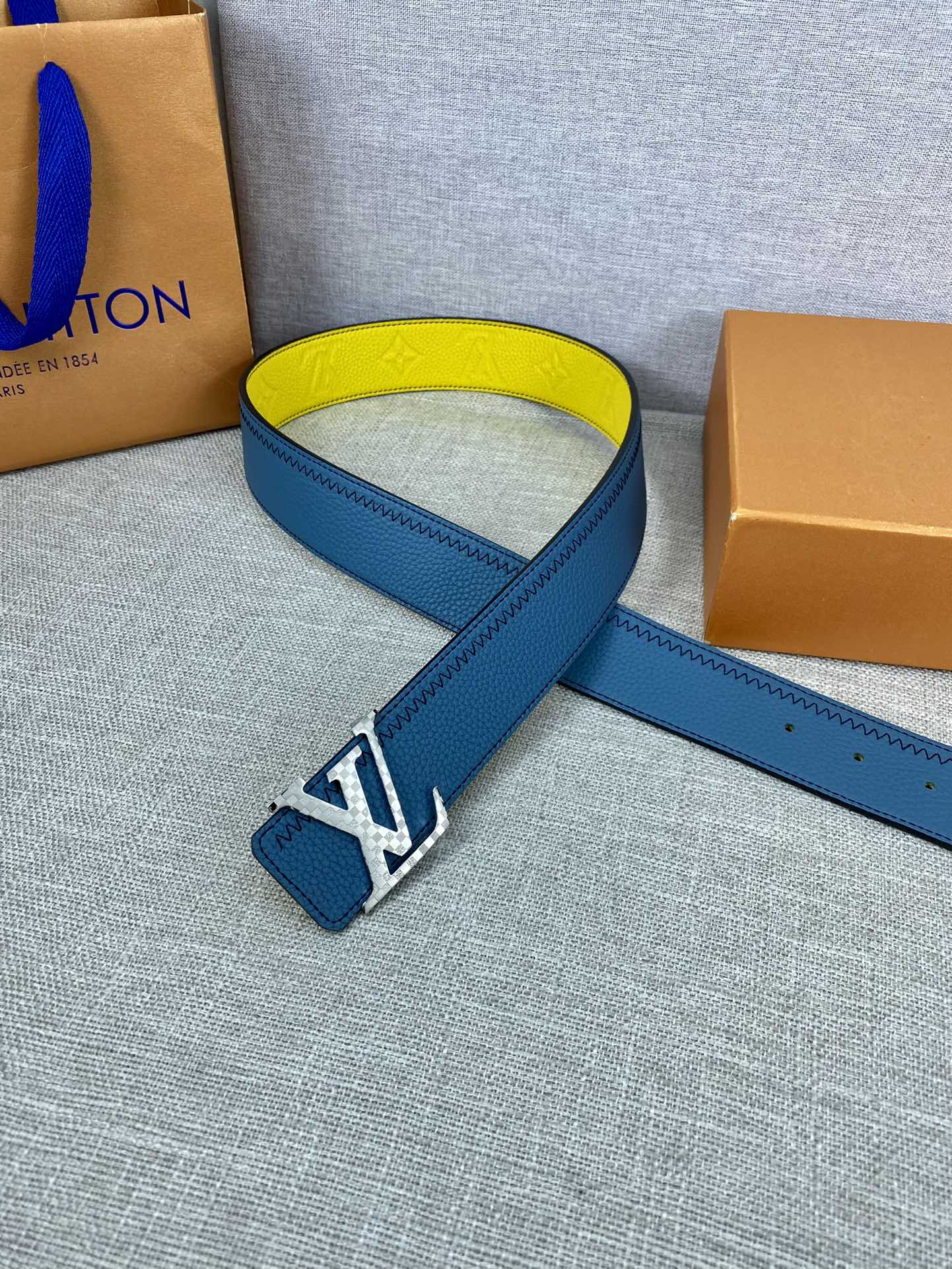 LV Initiales Color Blocks 双面腰带为经典设计注入潮流格调 4