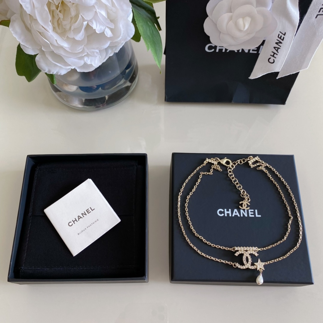 NO:633352,88200 [The most beautiful choker] [Fragrant double C hanging star pearl choker] Wrap it around twice and can be worn as a bracelet, with fairy-level looks!  The upper body is exclaimed, it is simply too beautiful!  It has a strong sense of presence, with Swarovski crystals and Blingbling, playful and cute, full of girlishness, unique and arrogant beauty!  Let your beauty be blessed and your outfit be classy!  ,,bracelet,Cardia high-end jewelry1986090988200【最美choker】【香双C吊星星珍珠choker】绕两圈还可当手链佩戴仙女级别,颜值当当当！上身惊呼简直不要太美了！存在感很强,颗颗施华洛水晶,Blingbling俏皮带着可爱,洋溢着少女感,美得独特且傲慢！让美貌加持,让穿搭高级！,,bracelet,卡迪亚高端饰品,Jewelry