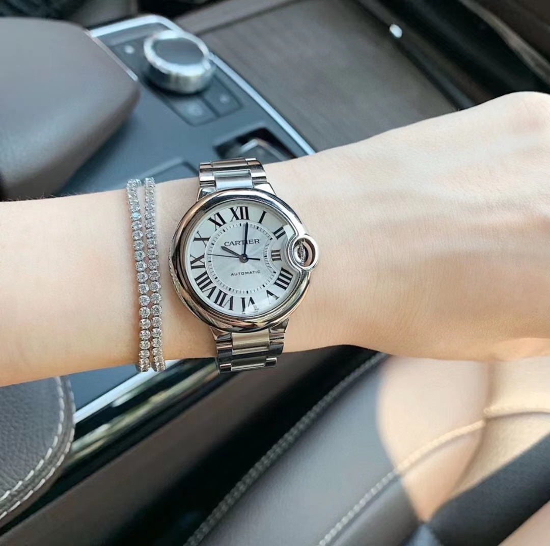 Cartier 蓝气球娇俏高贵的表盘带着些许调皮，优雅，落落大方，与女性优雅柔美的气质相配