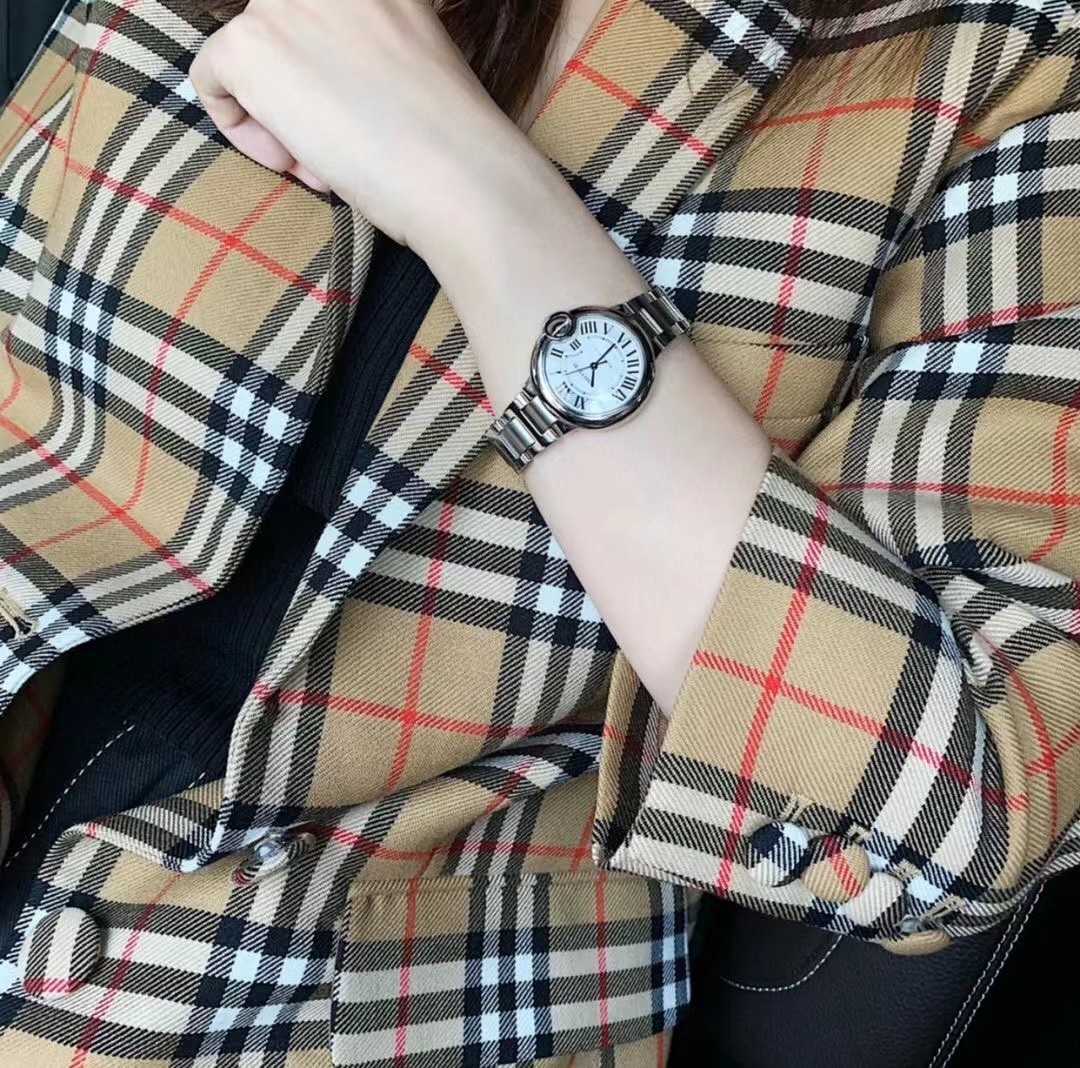 Cartier 蓝气球娇俏高贵的表盘带着些许调皮，优雅，落落大方，与女性优雅柔美的气质相配