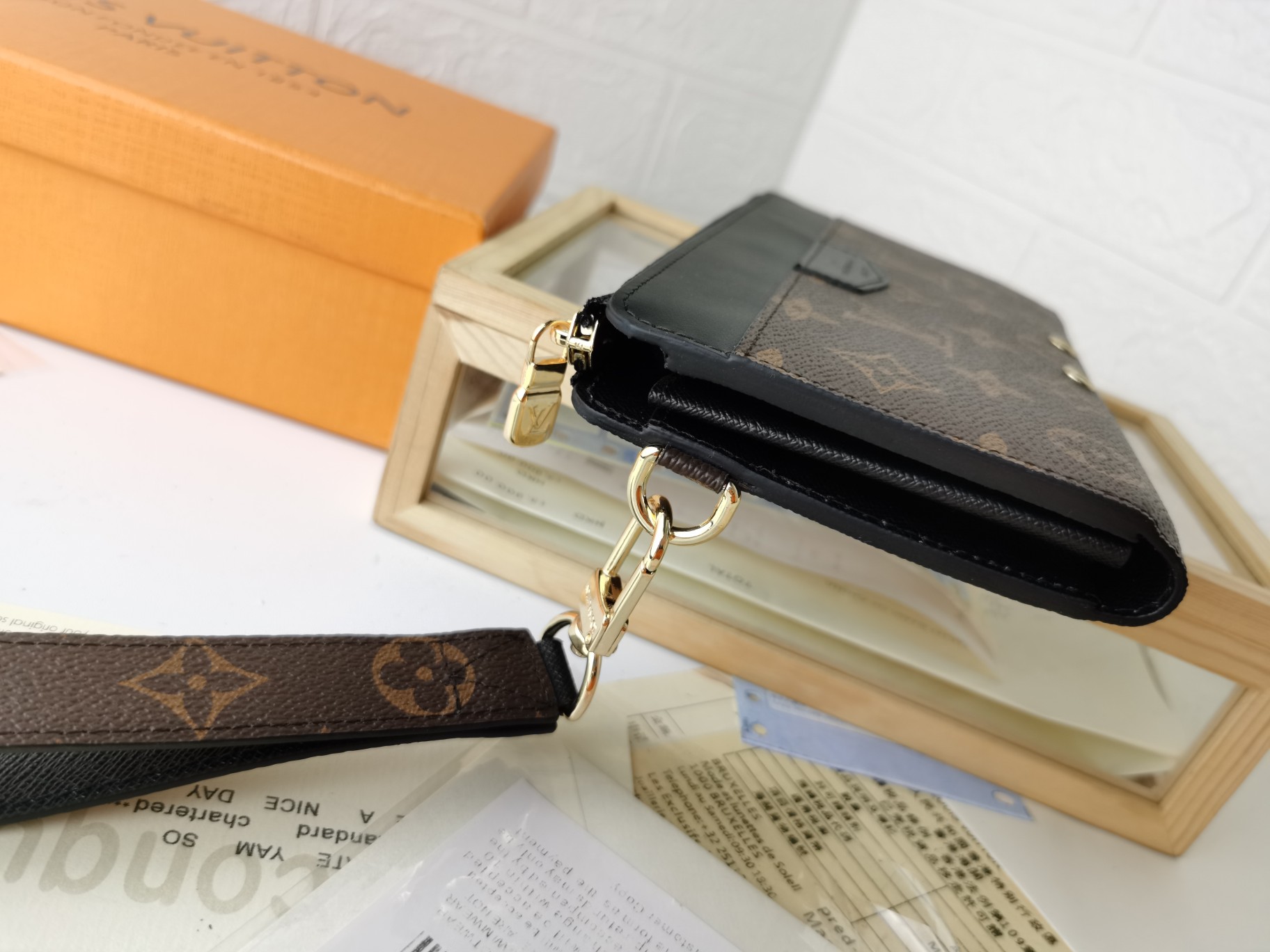 Zippy Dragonne ラウンドファスナー財布 - ルイ・ヴィトンへのオマージュ